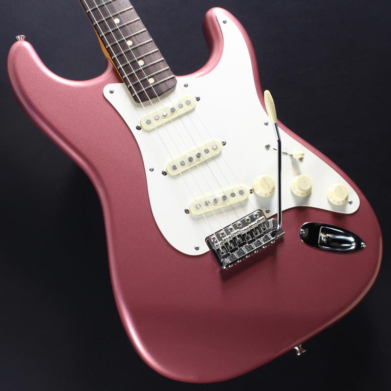 楽器種別：ユーズドFender Made in Japan/Artist 商品一覧＞＞Fender Made in Japan/ユーズド 商品一覧＞＞エレキギター【105，000円〜205，000円】 商品一覧＞＞STタイプ/Fender Made in Japan 商品一覧＞＞当店のギターは、出荷前に専門スタッフが検品・調整しているので安心です！Fender Made in Japan USED 中古 Char Stratocaster Burgundy (Char Burgundy)商品説明日本製Charモデルの中古品が入荷！ホーンサイドに大きな打痕やボディサイドに軽微な打痕、細かな擦り傷が見られます。フレットは残り9割以上、電装系やトラスロッドの動作に問題無くプレイヤーズコンディションの一本です。純正ソフトケース、アーム他付属重量：約3.28kg〜〜〜〜〜以下、新品時の商品説明となります。〜〜〜〜〜日本のロック史に多大な影響を与え、現在もシーンの最前線に立ち続けるギタリストChar。Char Stratocaster BurgundyはCharのキャリアを代表するアイコン、1959年製のStratocasterを、本人実機を基に日本製で再現したシグネイチャーモデルです。最も目を引くマッチングヘッドのカラーリングは経年変化のより落ち着いたバーガンディーミストメタリックを再現したオリジナルカラーChar Burgundyを採用しています。サウンドの要であるピックアップは、Charの暖かく太いトーンを再現するため開発されたChar Original Single Coil Stratocasterを搭載。演奏性を決めるネックはローフレット部分が薄く、ハイフレット部分はしっかりと厚みがある特徴的なグリップを再現。またサウンドと演奏性に大きく関わる要素として本人実機の緩いテンション感を再現するためネックポケットを通常より深く設計しています。これによりChar本人のように高い弦高でも軽いタッチで演奏が可能になり、より豊かな倍音を生み出す事ができます。そしてCharのダイナミックなアーミングを考慮し、トレモロブロックのキャビティーを通常より広く設計することにより可変幅を増やしています。商品詳細Body Material: AlderBody Finish: Gloss PolyesterNeck: Maple， C ShapeNeck Finish: Satin Urethane Finish on Back， Gloss Urethane Finish on FrontFingerboard: Rosewood， 7.25 (184.1 mm)Frets: 21， VintagePosition Inlays: White Dot (Rosewood)Nut (Material/Width): Bone， 1.650 (42 mm)Tuning Machines: Pure Vintage Single Line Fender DeluxeScale Length: 25.5 (64.77 cm)Bridge: 6-Saddle Vintage-Style Synchronized TremoloPickguard: 1-Ply ParchmentPickups:Char Original Single Coil Stratocaster (Bridge)Char Original Single Coil Stratocaster (Middle)Char Original Single Coil Stratocaster (Neck)Pickup Switching: 5-Position Blade:Position 1. Bridge PickupPosition 2. Bridge and Middle PickupPosition 3. Middle PickupPosition 4. Middle and Neck PickupPosition 5. Neck PickupControls: Master Volume， Tone 1. (Neck Pickup)， Tone 2. (Middle Pickup)Control Knobs: Aged WhiteHardware Finish: Nickel/Chromeイケベカテゴリ_エレキギター_STタイプ_Fender Made in Japan_Artist_ユーズド SW_Fender Made in Japan_ユーズド JAN:0885978221684 登録日:2026/04/21 エレキギター フェンダー ふぇんだー フェンダージャパン フェンジャパ フェンダーJ