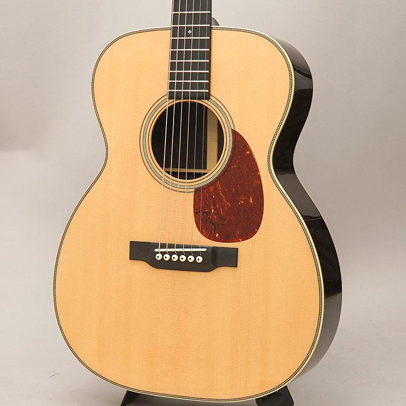 楽器種別：新品Bourgeois/新品 商品一覧＞＞アコースティック・エレアコギター【345，000円〜655，000円】 商品一覧＞＞アコースティックギター/Bourgeois 商品一覧＞＞アコギ買うなら、当店で！出荷前の検品・調整はもちろん、丁寧梱包でお届けします！Bourgeois 【選定品】Vintage TS/OM #T2606295商品説明材料選定品！！ハートマンギターズの担当秋田が、2025年11月に中国のEastman工場にて膨大な材料ストックの中から選定を行ってきた特別な一本です。贅沢にもトップ・バックともに選定を行わせていただき、木目はもちろんタップトーン、トップとバックの組み合わせによる細かいサウンドの違いまで、一枚一枚丁寧に選んでおります。ルックス・サウンド共にワンランク上の仕上がりにできた自信がございます。こだわりを持ってギターをお探しいただいている方におススメできる一本！！お見逃しなく！！-------------------------------------------------- Bourgeois Guitars -ギター製作家「デイナ・ボジョア」が手掛けるBourgeois Guitars（ボジョアギターズ）は、コリングスやサンタクルーズと並び称されるアメリカのトップギターブランドです。厳選された材料と、確かな技術力、そしてダナ氏の豊富な経験から生まれる設計により製作されるギターは、「楽器としての精度の高さ」と「音楽的で豊かな音色」を併せ持ち、数多くのミュージシャンから高い評価を得ています。- Touchstone Series -Touchstone Series(タッチストーン・シリーズ)の魅力は、デイナ・ボジョアによるハンド・ヴォイシング・システム（材を叩いて音色を確認する、別名タップ・チューニング）にあります。過去50年にわたり、彼はこの古き良きテクニックを磨き上げ、現在では表板のヴォイシングの第一人者として世界的に認められております。世界最高級トーンウッドの繊維に秘められた潜在的な音色を読み取り、選りすぐりの表板が選別されています。それぞれの木材が持つ「音色」を最大限に引き出せるよう、表板の力木ひとつひとつを丹念に削り出し、ハンドヴォイシングをしながら音の確認を行います。タッチストーン・シリーズの表板が完成し、デイナによって最終チェックされた表板のみが真空密閉され、イーストマンの工房に出荷されます。そこでは、ボジョアの哲学と構造方法論を入念に学んだイーストマン選りすぐりのルシアーたちが、それぞれのギターに命を吹き込みます。- Vintage/TS OM -こちらはプレイアビリティの高いオーケストラボディを持つOM-28スタイル。シトカスプルーストップにアディロンダックスプルースブレーシング、インディアンローズウッドサイドバック、マホガニーネック、エボニー指板＆ブリッジ、シャーラーペグという妥協のない本格的なスペックとなっております。サウンドにおいても、オールUSAメイドのボジョアに劣りを見せない素晴らしい仕上がり。ボジョアらしい太く艶やかな基音とボリューム感のあるミッドレンジ、主張し過ぎることなく美しい余韻を演出する倍音と伸びやかなサスティーン。どれも絶妙なバランスで混ざり合っており、弾き手のニュアンスが引き立つ混じり気の無いピュアトーンを奏でます。ボジョアのOMらしい、しっかりとしたミッド感と抜群のピッキングレスポンスは健在で流石のひとこと。ブーミーすぎず豊かでどっしりとした低域の存在感もあいまって、ローズウッドのOMをお探しの方に強くオススメしたい一本です。50万円台というボジョアの中では大変お求めやすい価格帯のモデルとはなりますが、コストパフォーマンスという言葉で表してしまうのはもったいない程に、一切妥協のない造り込みで製作されており、圧倒的なサウンドクオリティを体感いただける楽器に仕上がっております。是非この機会にご体感くださいませ！！商品詳細Body Shap: OMTop Wood: Alaskan Sitka Spruce (Hand Selected)Back Sides: Indian Rosewood (Hand Selected)Bracing: Adirondack SpruceNeck: MahoganyFretboard: EbonyBridge: EbonyHead Plate: ZiricoteScale Length: 25.5(647.7mm)Nut/Bridge Width: Nut-1 23/32(43.7mm) Bridge-2.2(55.8mm)Nut: BoneSaddle: BoneBody Finish: High GlossNeck Finish: SatinHead Plate Finish: SatinTuners: Schaller Grand Tune NickelPins: IvoroidPickguard: TortoiseElectronics: NoneCase: Hard Caseイケベカテゴリ_アコースティック・エレアコギター_アコースティックギター_Bourgeois_新品 SW_Bourgeois_新品 JAN:4582632722940 登録日:2026/07/29 アコースティックギター アコギ