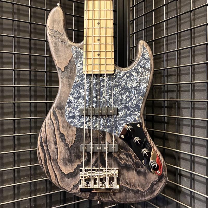 楽器種別：新品Sadowsky Guitars/MetroLine (Made In Germany) 商品一覧＞＞Sadowsky Guitars/新品 商品一覧＞＞ベース【380，000円〜710，000円】 商品一覧＞＞エレキベース/多弦ベース/Sadowsky Guitars 商品一覧＞＞当店のベースは、出荷前に専門スタッフが検品・調整しているので安心です！Sadowsky Guitars MetroLine 21-Fret Vintage J/J Bass 5st (SNB) [Ikebe 50th Anniversary Special Edition] #006083商品説明【イケベ楽器店創業50周年モデル】イケベスタッフがドイツ工場にて木材をセレクト＆オーダーした「サンドブラストフィニッシュ」採用のスペシャルエディション！Sadowsky × Warwick（製造/流通工場）× イケベの長年の信頼関係を元に、50周年特別企画として実現したスペシャルエディションモデルです。ドイツ製に移行以来、世界初のショップオーダーによるメトロライン（レギュラーシリーズ）モデルとなります。内部に空洞を持つ軽量なチェンバードボディ、ハムキャンセリング構造のJJピックアップ、トレブル/ベースブーストEQ＆バイパスを備えたアクティブサーキット、パッシブトーンコントロール、超軽量のチューナー（ペグ）、レスポンスの良さを生むブリッジ等のオリジナルパーツを搭載。ワイドレンジかつフラットで、プライヤーのタッチをレスポンス良く再現してくれる「鳴りの良いサウンド」と高いプレイヤビリティは、ステージ/REC等、現場直結の世界クラスのプロスペックサウンドを誇ります。既に高い評価を得ているドイツ製レギュラーシリーズであるメトロラインに、通常はスペック外のフィニッシュ「サンドブラスト」を施したスペシャル仕様です。微細な粒子を木材に吹き付けることにより表面を削り導管を立体的に加工し、更にその強調された導管を活かしたツートーンのカラーにてフィニッシュ。これはWarwickで極一部のモデルに採用されていたカスタムスペックで、世界的に注目されているWarwickイケベオーダーモデルでも数本しか製作されなかったレア仕様となります。通常モデルにはない個性的なルックスに仕上げつつも、従来のクオリティはそのまま（むしろ限定生産の為か、気合の入った作りが感じとれます）で、Sadowskyならではのサウンドをお楽しみ頂けます。もちろん重量、木目、質感など、ドイツ現地工場にて膨大な木材ストックの中からイケベスタッフが1枚1枚丁寧にセレクトいたしました。かねてからのSadowsky/Warwickとの強い信頼関係と、イケベ50周年という特別な機会により実現したモデル、是非ご体感ください。商品詳細Machineheads Sadowsky LightNut Sadowsky Just-A-Nut IIINeck Wood MapleFretboard MapleFingerboard Radius 12Scale length 34 (long scale)Width Nut 47.5 mm / 1.87Frets 21 Nickel Silver (w: 2.3 mm / h: 1.2 mm)Body Shape Sleek Undersized JBody Wood Swamp AshPickups Passive Sadowsky J-Style Hum Cancelling (60's Bridge Position)Electronics Active Sadowsky 2-Way Electronics + Vintage Tone ControlPot layout Volume / Balance / Vintage Tone Control (P/P) / Treble and Bass (stacked)Bridge system Sadowsky Bridge w/ Quick ReleaseStrap system S-Style Security LocksConstruction Bolt-OnHardware ChromeStrings Sadowsky Stainless Steel 045-135Sandblast Nirvana Black /Black Grain Trans. SatinWeight≒3.74kgギグケース付属イケベカテゴリ_ベース_エレキベース_多弦ベース_Sadowsky Guitars_MetroLine (Made In Germany)_新品 SW_Sadowsky Guitars_新品 JAN:4061688152630 登録日:2026/03/04 エレキベース サドウスキー メトロライン