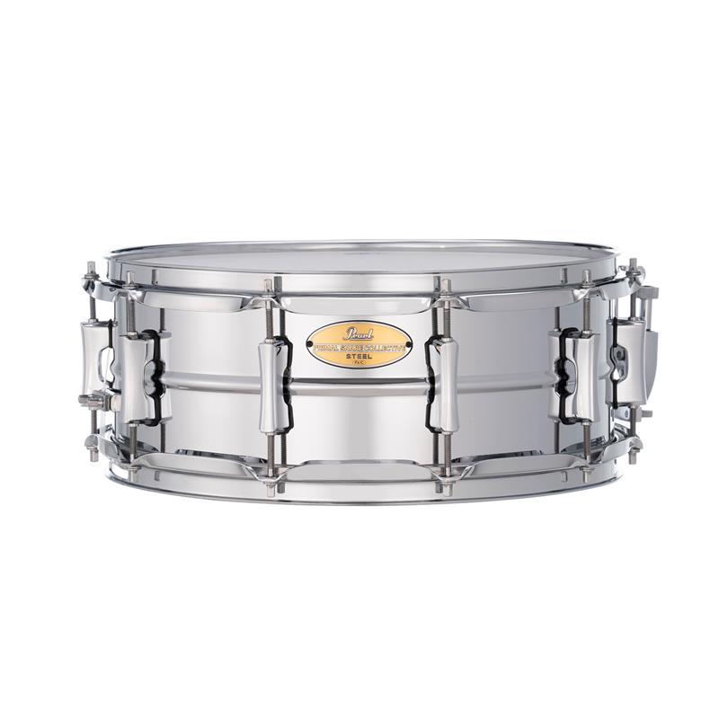 楽器種別：新品Pearl/新品 商品一覧＞＞ドラム【15，000円〜30，000円】 商品一覧＞＞スネアドラム/Pearl 商品一覧＞＞安心してお買い物頂けるよう、スネアもシンバルも丁寧梱包でお届けします！Pearl PSC1455S [Primal Snare Collective / Steel 14''×5.5'']商品説明＜Primal Snare Collective＞高いパフォーマンス性と手の届きやすい価格を両立した、16種類のバリエーション。明るく抜けの良いプロジェクションが特長のスチール、 ドライでレスポンスが良く繊細なタッチに応えるアルミ、芯のある太いサウンドと豊かな「ウェット」な倍音が魅力のブラス、深く豊かな低音と存在感のある響きが特長のコパー。計4種の素材それぞれに、パワーピッコロサイズの13''×7''、スタンダードサイズの14''×5.5''と6.5''、そしてよりパワフルなサウンドを生みだす14''×8''の計4サイズを揃えた総勢16モデル。＜Primal Collective Steel (FE-C) Snares＞Primal Steelは、初心者からプロフェッショナルなドラマーまで、あらゆる環境で 安定したパフォーマンスを発揮できるよう設計されたスチールスネアです。明るく鋭いアタックと、クリスプで抜けの良いトーンが特徴で、音像の中でクリアに抜ける存在感をもたらします。Primal Snare シリーズは、素材のポテンシャルを純粋に引き出すため、余計な装飾を省き、本質だけを残したシンプルな構造を採用。スチールならではの生き生きとした響きを、ストレートに届けるモデルです。＜14''×5.5''＞繊細でキレがあり、鋭く抜ける。＜スペック＞サイズ：14''×5.5''シェル：1mm Beaded Steelラグ：PSCL-55フープ：2.3mm Triple-Flanged Hoops (RIM1410PSC/RIM1410PSCS)ストレイナ—:SR-01NRSフィニッシュ：Mirror Chromeイケベカテゴリ_ドラム_スネアドラム_Pearl_新品 SW_Pearl_新品 JAN:4549312702173 登録日:2026/06/17 スネア スネアドラム パール