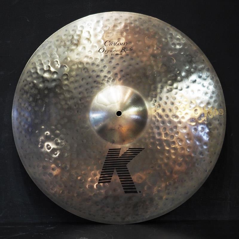 楽器種別：アウトレットZildjian/K Custom 商品一覧＞＞Zildjian/アウトレット 商品一覧＞＞ドラム【45，000円〜90，000円】 商品一覧＞＞シンバル/ライドシンバル/Zildjian 商品一覧＞＞安心してお買い物頂けるよう、スネアもシンバルも丁寧梱包でお届けします！Zildjian K Custom Organic Ride 21'' [2470g]【店頭展示特価品】商品説明【店頭展示特価品】※店頭に展示され試奏解放しておりますため、打痕や汚れ等ございます。予めご了承くださいませ。【Rich Dry + Complex 〜伝説のK Zildjianサウンドと21世紀のテクノロジーの融合〜】K CustomKジルジャンをより個性的にアレンジしたシリーズで、多様化するサウンドニーズに応えオーバー・ハンマリング＆多様なレイジングを採用し個性的な表現力を持つジャズライドをラインアップ。＜Organic Ride＞トップに多数のハンマリングが施されたナチュラルフィニッシュのライド。ドライでありながら多彩な表現が可能なシンバル。非常にクリアーなカップ音もこのシンバルの特長。ボトム部のブリリアント加工がもたらすサウンドの広がり、豊かなクラッシュサウンドも魅力。※このモデルの色、ハンマリング、凹凸は、固有のサウンドとルックスを実現するためのもので、不良ではありません。シンバルクリーニングポリッシュの使用はお控えください。サイズ：21ウェイト：Medium Thinイケベカテゴリ_ドラム_シンバル_ライドシンバル_Zildjian_K Custom_アウトレット SW_Zildjian_アウトレット JAN:0642388313466 登録日:2026/07/29 シンバル ジルジャン Kカスタム