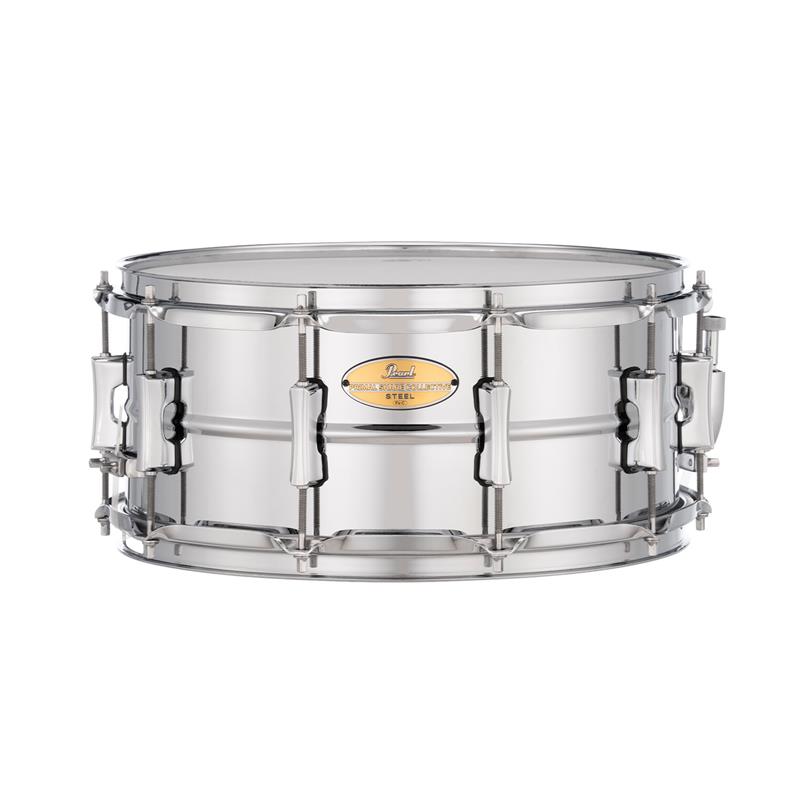 楽器種別：新品Pearl/新品 商品一覧＞＞ドラム【15，000円〜35，000円】 商品一覧＞＞スネアドラム/Pearl 商品一覧＞＞安心してお買い物頂けるよう、スネアもシンバルも丁寧梱包でお届けします！Pearl PSC1465S [Primal Snare Collective / Steel 14''×6.5'']商品説明＜Primal Snare Collective＞高いパフォーマンス性と手の届きやすい価格を両立した、16種類のバリエーション。明るく抜けの良いプロジェクションが特長のスチール、 ドライでレスポンスが良く繊細なタッチに応えるアルミ、芯のある太いサウンドと豊かな「ウェット」な倍音が魅力のブラス、深く豊かな低音と存在感のある響きが特長のコパー。計4種の素材それぞれに、パワーピッコロサイズの13''×7''、スタンダードサイズの14''×5.5''と6.5''、そしてよりパワフルなサウンドを生みだす14''×8''の計4サイズを揃えた総勢16モデル。＜Primal Collective Steel (FE-C) Snares＞Primal Steelは、初心者からプロフェッショナルなドラマーまで、あらゆる環境で 安定したパフォーマンスを発揮できるよう設計されたスチールスネアです。明るく鋭いアタックと、クリスプで抜けの良いトーンが特徴で、音像の中でクリアに抜ける存在感をもたらします。Primal Snare シリーズは、素材のポテンシャルを純粋に引き出すため、余計な装飾を省き、本質だけを残したシンプルな構造を採用。スチールならではの生き生きとした響きを、ストレートに届けるモデルです。＜14''×6.5''＞豊かでラウド、明瞭なアーティキュレーション。＜スペック＞サイズ：14''×6.5''シェル：1mm Beaded Steelラグ：PSCL-55フープ：2.3mm Triple-Flanged Hoops (RIM1410PSC/RIM1410PSCS)ストレイナ—:SR-01NRSフィニッシュ：Mirror Chromeイケベカテゴリ_ドラム_スネアドラム_Pearl_新品 SW_Pearl_新品 JAN:4549312702180 登録日:2026/06/17 スネア スネアドラム パール