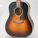 楽器種別：新品アコースティックギター/Gibson 商品一覧＞＞アコースティックギター/Gibson/Round Shoulder 商品一覧＞＞アコースティックギター【590，000円〜1，100，000円】 商品一覧＞＞アコギ買うなら、当店で！出荷前の検品・調整はもちろん、丁寧梱包でお届けします！Gibson Murphy Lab Collection 1942 Banner Southern Jumbo Vintage Sunburst Light Aged #22323022 【ボディバッグプレゼント！】商品説明Murphy Lab Collectionより待望のアコースティックギターが入荷！！Custom Shop Murphy Lab 1942 Banner Southern Jumbo は、何世代にも渡って大切にケアされてきたヴィンテージ・ギブソン・アコースティックギターの風合いを再現。サーマリーエイジド加工されたアディロンダック・レッドスプルースをTopに採用し、Side&Backにはローズウッドの材構成により、卓越したトーン特性と優れた演奏性を実現しています。何気なく第一ポジションのコードを爪弾いたりブルースの定石フレーズを弾くだけで、サザン・ジャンボの汎用性の高さをご納得いただけるでしょう。ヘッドストック上で Only a Gibson is Good Enough と書かれたバナーを誇らしく掲げつつ、オープン・スロット・ブリッジ、ボーン・サドル（ナット）、1.77 インチと幅広なナット幅など、往年の仕様の数々が採用されており、本モデルの魅力が一層高められています。Custom Shop Murphy Lab 1942 Banner Southern Jumbo には、マーフィー・ラボの熟練ルシアー達によるライトエイジド仕上げが施されています。マーフィー・ラボによるライト・エイジド・フィニッシュは、エイジング処理されたハードウェアとともに、数十年にわたりギタリスト達に演奏され続けてきたヴィンテージギターの風合いを再現しております。ギブソン黄金期のオリジナル・モデルならではの個性、雰囲気、フィーリングが感じられる仕上がりとなります。サウンド・ルックス共に風格に満ち溢れ、所有欲を満たしてくれる特別なモデルを是非お手に取って体感してください！！〜 Murphy Lab 〜Murphy Lab(マーフィー・ラボ)は、科学的検証に基づく最新の技術を駆使して、ギターのエイジング（ヴィンテージ・ギターの経時変化した外観と弾き心地を再現する処理）を専門に行います。ギブソン・カスタムショップの立ち上げ時のメンバーであり、ヒストリック・コレクション開発のプロジェクト・リーダーとして尽力したトム・マーフィーは、その後新品のギターにヴィンテージのルックスとフィーリングをもたらすエイジングというテクニックで活躍してきました。トムのヴィンテージ・ギターへの情熱と深い知識に裏打ちされた技術によって、ギブソン・ギターの自然なラッカーのクラック、演奏による摩耗を見事に再現しています。商品詳細[SPEC]Body Styles : Round ShoulderBody Shape : J-45Top : Thermally Aged Red SpruceBack : RosewoodSide : RosewoodBracing : Traditional Hand-scalloped X-bracing， Red Spruce Braces with Hide GlueBinding : Multi-ply Top and BackBody Finis : Murphy Lab Aged Nitrocellulose LacquerNeck Profile : CScale Length : 628.65 mm / 24.75 inFingerboard : RosewoodFingerboard Radius : 304.8 mm / 12 inFret Count : 19Frets : Legend WireNut : BoneNut Width : 44.95 mm / 1.769 inInlays : Mother of Pearl ParallelogramsJoint : Compound Dovetail Neck to BodyHardware Finish : Aged NickelBridge : Rosewood; Belly Down， Open SlotSaddle : BoneTuning Machines : Open Back， Cream ButtonPickguard : Tear DropTruss Rod Cover : BlackBridge Pins : BoneHard Caseイケベカテゴリ_アコースティック／エレアコギター_アコースティックギター_Gibson_Round Shoulder_新品 JAN:4580568432315 登録日:2024/02/13 アコースティックギター アコギ ギブソン ぎぶそん