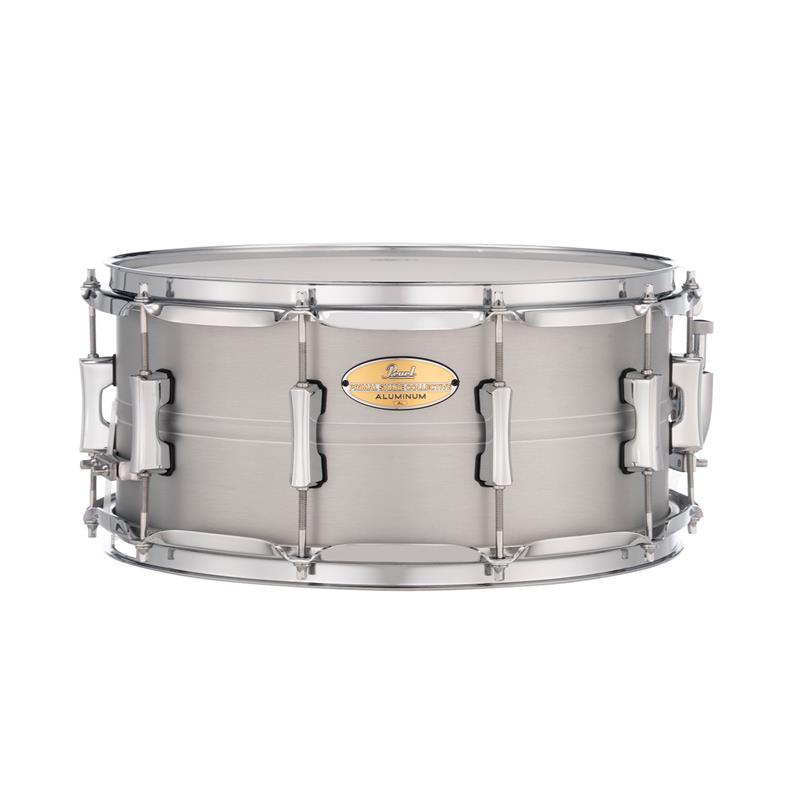楽器種別：新品Pearl/新品 商品一覧＞＞ドラム【25，000円〜55，000円】 商品一覧＞＞スネアドラム/Pearl 商品一覧＞＞安心してお買い物頂けるよう、スネアもシンバルも丁寧梱包でお届けします！Pearl PSC1465A [Primal Snare Collective / Aluminum 14''×6.5'']商品説明＜Primal Snare Collective＞高いパフォーマンス性と手の届きやすい価格を両立した、16種類のバリエーション。明るく抜けの良いプロジェクションが特長のスチール、 ドライでレスポンスが良く繊細なタッチに応えるアルミ、芯のある太いサウンドと豊かな「ウェット」な倍音が魅力のブラス、深く豊かな低音と存在感のある響きが特長のコパー。計4種の素材それぞれに、パワーピッコロサイズの13''×7''、スタンダードサイズの14''×5.5''と6.5''、そしてよりパワフルなサウンドを生みだす14''×8''の計4サイズを揃えた総勢16モデル。＜Primal Collective Aluminum (AL) Snares＞Primal Aluminumは、初心者からプロフェッショナルなドラマーまで、あらゆる環境で安定したパフォーマンスを発揮できるよう設計されたアルミニウムスネアです。アルミ特有のセンター感のある明瞭なトーンと、鮮やかでハリのある響きが特徴で、音像の中で自然に馴染みながらも、しっかりと存在感を示すキャラクターを備えています。Primal Snareシリーズは、素材のポテンシャルを純粋に引き出すため、余計な装飾を省き、本質だけを残したシンプルな構造を採用。アルミならではの軽やかで反応の良いサウンドを、クリアに届けるモデルです。＜14''×6.5''＞瞬発力があり、精密でクリーン。＜スペック＞サイズ：14''×6.5''シェル：1mm Beaded Aluminumラグ：PSCL-55フープ：2.3mm Triple-Flanged Hoops (RIM1410PSC/RIM1410PSCS)ストレイナ—:SR-01NRSフィニッシュ：Brushed Finishイケベカテゴリ_ドラム_スネアドラム_Pearl_新品 SW_Pearl_新品 JAN:4549312702067 登録日:2026/06/17 スネア スネアドラム パール
