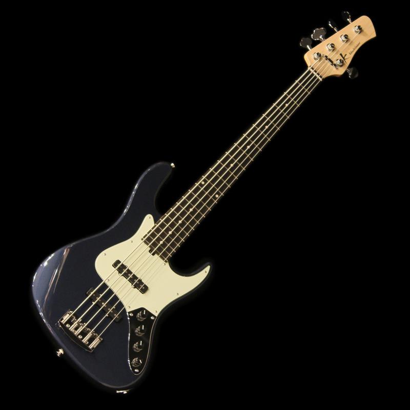 楽器種別：新品Kikuchi Guitars/新品 商品一覧＞＞ベース【275，000円〜525，000円】 商品一覧＞＞エレキベース/多弦ベース/Kikuchi Guitars 商品一覧＞＞当店のベースは、出荷前に専門スタッフが検品・調整しているので安心です！Kikuchi Guitars Hermes Series RV5 (Dark Lake Placid Blue)商品説明何処でも使えるアルダー／ローズの上質5弦モデル、RV5！Kikuchi の匠を余すことなく、より多くのプレイヤーが手に取れるよう製作される Hermes。日本を代表するルシアー菊地嘉幸氏が、世界的な現代の名工 Roger Sadowsky の下を訪れてから 30 年の節目に、Kikuchi Guitars は誕生しました。Sadowsky イズムを正確無比に受け継ぎながら深めた楽器への造詣を、余すことなく体感することができます。こちらの「Hermes」シリーズは、ブランドのスタンダードシリーズとなります。基本的なスペックや製造クオリティはカスタムモデルとほぼ同等でありながら、スペックを固定したレギュラーモデル展開により、ハイコストパフォーマンスを実現しています。スタンダードシリーズとはいえ、カスタム同様ローアクションに設定可能な点は、高精度に加工されたネック、指板のストレート、フレッティングの正確さがあってこそ。バランスのとれたボディ、その他様々な要素が見事に楽器の形に纏め上げられており、プレイアビリティの高さはもとより、4キロを切る軽さにして、タイトで力強い低音弦の鳴り、ビシッときまる鋭いスラップサウンドなど、他では味わえない魅力が詰まった菊地氏の集大成ともいえるモデルです。SadowskyやThree Dots Guitarsでの知識や経験を集約した、菊地氏の集大成とも言えるブランド「Kikuchi Guitars」の、世界クラスのサウンドとプレイヤビリティを是非ご体感ください！【菊地 嘉幸（きくち・よしゆき）】1993年 単身渡米し、Sadowsky Guitars NYC の工房で技術を学ぶ。帰国後、Sadowsky Tokyo をスタート。Roger Sadowsky との密接な関係を保ちながら、JT シリーズ、Metroline シリーズ、Sadowsky TYO などを世に送り出す。2019年 Three Dots Guitars を立ち上げ。2023年 自身の集大成として Kikuchi Guitars を立ち上げ、今日に至る。＜付属品＞セミハードケース他------＜製品の特徴＞- Neck -最適な楽器の鳴りや演奏時の重量バランスを生み出すよう、ネックは強度を高め、ヘッドは厚みを持たせました。一般的な J スタイルよりも細くしたナット幅と、耐久性と演奏性を求め適度に厚みを残し、握りこみ易くしたネックグリップにより、ローポジションからハイポジションまで、そしてネック幅のワイドな5弦のミュートもスムーズに演奏することができます。また、ニッケルフレットの中でも硬度の強いフレットを採用することで、フレットを押さえた時に発生するノイズを減少させ、ニッケルフレットでありながらもパンチのあるサウンドを生み出します。フレット数は、幅広い音楽ジャンルに対応できるよう 22F を採用しました。極端なツバ出し加工も行わず、ネックジョイント位置をよりブリッジ側へ深く設計することで 21F ベースのようなフィールで演奏することができます。様々な奏法や音楽ジャンルにも対応できるよう、弦高がどのフレットポジションでも均一にセットアップされているため、力強いピッキングにはパワフルに、そして優しく撫でるようなフィンガリングには暖かく包み込むような優しいトーンを奏でます。- Body -日本人の体形でもストレスなく演奏できるようボディ形状をリデザインしたディンキーシェイプを採用。モダンなトーンを奏でる取り回しの良さだけでなく、適度な重みを持たせたソリッドボディが、発音良いトーンを奏で、様々なトーンバリエーションを生み出します。RV モデルは Alder 材を採用。Rosewood 指板の温かく包み込むようなトーンに加え、心地がよい低音が特徴です。- Hardware -Custom Series に採用されている、軽量かつ操作性抜群の Hipshot パーツを各部に配置、木材の特性をストレートに伝えよりナチュラルな響きを生み出します。- Pickups -Custom Series にも採用されている DiMarzio 製カスタムモデルを搭載しました。シャープかつ歯切れが良く、パワー感があり、ノイズを低減するハムキャンセルピックアップです。- Preamp -Kikuchi が理想とする最高のトーンを実現すべく、世界最高峰のデザインメーカーと共同開発した Custom Series にも採用されているオリジナルプリアンプを搭載しました。ブースト時には、どのセッティングでも低音域と高音域がクリアで自然なトーン、ミッドレンジをスクープするようにし、パッシブ/アクティブ切り替え時には、聴感上の音量と音質差を極力低減するように設計しました。商品詳細＜スペック＞■Body: Alder 2-Piece (Solid)■Neck: Maple， Thin Matte Nitro■Fingerboard: Rosewood■Fingerboard Radius: 12″ (305R)■Nut Material: Tusq■Nut Width: 46mm■Fret: DHP24H， 22F■Scale: 864mm (34″)■Bridge: Hipshot 19mm Spacing■Tuner: Hipshot License Ultra-Light■Pickups: DiMarzio 5HC in 60’s Locations■Preamp: Kikuchi Guitars Original Preamp■Controls: Master Volume， Pickup Balancer， Passive Roll Off Tone (w/Pull Switch for Preamp Bypass)， Treble/Bass Boost■Weight: ≒3.75kgイケベカテゴリ_ベース_エレキベース_多弦ベース_Kikuchi Guitars_新品 SW_Kikuchi Guitars_新品 JAN:4571220088117 登録日:2026/07/29 ベース エレキベース キクチギターズ