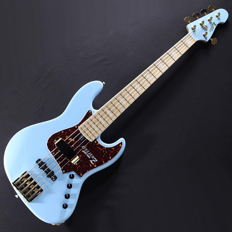 楽器種別：新品ATELIER Z/M Models 商品一覧＞＞ATELIER Z/新品 商品一覧＞＞ベース【300，000円〜560，000円】 商品一覧＞＞エレキベース/ジャズベースタイプ・JBタイプ/ATELIER Z 商品一覧＞＞当店のベースは、出荷前に専門スタッフが検品・調整しているので安心です！ATELIER Z M#265 Custom (SOB/M/MH/Gold Hardware) 【 × IKEBEオリジナルポーチプレゼント】商品説明【Atelier Z × IKEBEオリジナルポーチプレゼント】Atelier Z × IKEBE コラボレーションによるオリジナルポーチ（非売品）をプレゼント！ギグバッグのポケットに収納可能で、散らかりやすいレンチ等メンテグッズの収納に便利です！イケベでAtelier Zベース本体をご購入の方だけがゲットできるレアアイテム、この機会に「憧れのAtelier Z」をお探しください！対象商品：税込み30万円以上のATELIER Zベース本体購入でプレゼント※数量限定プレゼント品のため、無くなり次第終了となりますので予めご了承ください。※アウトレット品、セール品、リユース品/中古品、受注生産品など、一部商品は対象外の場合も御座います。----------------------------------------18mmピッチ仕様を採用するM#265のカラーオーダーモデル。プロ/アマ問わず数多のベーシストから、中でもスラッププレイに拘るベーシストから絶大な支持を集めるM(マグニチュード)。アトリエZの看板モデルというだけでなく、国産アクティブベースを代表するモデルと言っても過言ではない程の知名度を誇る、長年に渡りベーシストから愛されているモデルです。70's JBベースのスタイルを基にしつつ、アトリエZ独自のアイディアを随所に盛り込み製作される、細部までベーシスト目線に拘った完成度の高さが人気の秘訣となっています。本機はM#245モデルを基に34インチ仕様、18mm弦間ピッチで製作されるM#265、5弦仕様モデルです。質量豊富なアッシュボディを採用。ボディデザインにも現場の声が反映されており、非対称なJBシェイプながらもコントロール部側のシェイプを滑らかにすることで、スタンドに立てかけた際のスタンド滑りや転倒を極力避けるデザイン面で一工夫されています。オープンな響きをもたらす1ピースメイプルネックが当モデルでは採用されており、セル巻き＆ブロック・ポジションマーカーが施されています。豊富なサスティーンと充実したアタック感をもたらすオリジナルブリッジは、一世を風靡したバダスブリッジを摸しています。また、3mm厚のクリアピックガードを採用する事で、弦とピックガード間の距離を狭く設定しており、ハーフカットされたピックアップフェンスの搭載とあわせ、スラップ時のサムピング＆プルの安定性をもたらせています。程好いテンション感と低めにセットアップされた弦高設定による、Tuning Z Systemは滑らかな演奏性も実現する等、プレイヤーライクな仕様、調整が随所に行き届いたプレイアビリティもロングセラーの秘訣でしょう。ローアクションセッティングでも腰砕けにならない、芯、コシの強いサウンドを得ており、様々なアンサンブル、ジャンルでもしっかりと存在感を示す低音を弾き出します。プリアンプは、お馴染みBartolini/XTCTを搭載。芳醇なベース本体の鳴りをしっかりと活かしたうえで、さらに積極的な音作りを可能にします。アクティブ使用時にはボトムの太いロックな低音から、EQをグッと持ち上げてのドンシャリなスラップサウンドまで多彩なサウンドを創出します。また、楽器自体にも豊富な質量をそなえた芳醇なサウンドにより、パッシブ使用時にも倍音豊かで弾力のある低音を創出するなど、様々なプレイスタイルや音楽ジャンルにフィットします。本機は当店よりオファーしたカラーオーダーモデル。ソニックブルーのマッチングヘッドに組み合わされるのはべっ甲柄のピックガードとゴールドパーツ。そしてコントロールパネルは従来のクリアパネルのまま取り付けをせず、敢えて付属品としてご用意頂きました。分かる人には分かる、某氏のシグネイチャーモデルを意識した組み合わせを採用しています。一聴してそれと分かる個性豊かなサウンドは勿論、製品品質コントロールもしっかりと管理されている当工房ベースならではの安心感も多くのベーシストを虜にする理由の一つ。ステージやレコーディングでも存在感を放つ、本格派モデルをこの機会に是非、手にしてみては。Weight: ≒4.39kgS/N: #012413商品詳細【Specifications】[Neck]Scale: 34inch(864mm)Neck Material: Maple1PFingerboard Material: MapleFingerboard Radius: 400RFret Size: W2.7mm/H1.0mmFrets: 21 FretsNut Material: BoneNut Width: 47.5mmFinish: Fingerboard&Head top/Gloss，Neck back/Mat[Body]Body Material: Ash 2Pc.Body Shape: JB M Type (Original J Body)Body Finish: Gross[Hardware]Tuningkey: GOTOH GB528Bridge: ATELIER Z BB518(18mm space)Finish: GoldPickguard: Tortoise 2.4mmControl panel: Acrylic Clear 3mm ※取り付け無し/付属品Pickup Fence: ATELIER Z ZPF-4500Control Knobs: ATELIER Z ZAK-1500Neck Plate: ATELIER Z 4 Point Plate[Electronics]Pickups: ATELIER Z JBZ-5/18Px2Preamp: Bartolini XTCT+Spectrum BoostControls: M-Vol， BAL， M-Tone/sw(ActiveON/OFF)，TrebleBoost/BassBoost※Middle cut includedColor: SOB MH (Sonic Blue-Matching headstock)ギグケース付属イケベカテゴリ_ベース_エレキベース_ジャズベースタイプ・JBタイプ_ATELIER Z_M Models_新品 SW_ATELIER Z_新品 JAN:4562211297533 登録日:2026/08/09 エレキベース アトリエ アトリエZ アトリエゼット