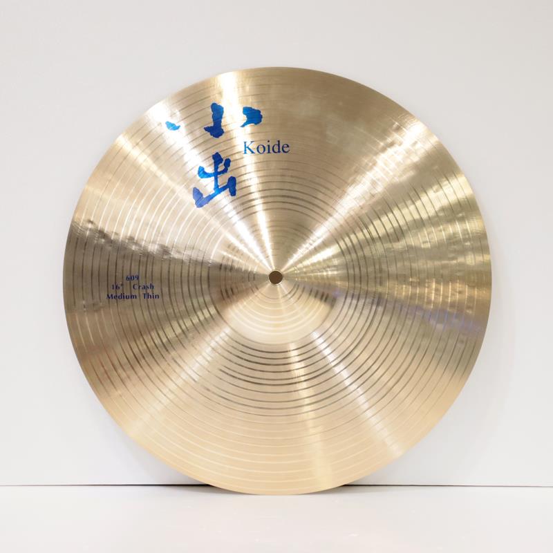 楽器種別：アウトレット小出 koide/アウトレット 商品一覧＞＞ドラム【20，000円〜40，000円】 商品一覧＞＞シンバル/クラッシュ/小出 koide 商品一覧＞＞安心してお買い物頂けるよう、スネアもシンバルも丁寧梱包でお届けします！小出 koide 609-16CMT [609 Series Medium Thin Crash 16'']【店頭展示特価品】商品説明※店頭にて展示、試打を解禁しております為、打痕や指紋汚れ等がございます。予めご了承くださいませ。＜小出 Koide＞日本ならではの金属加工技術と経験。小出シンバルは長年培ってきた技術や経験をもとに製造する、国内唯一のシンバルメーカーです。奥行きのある響き、やわらかな響き、幅広い響き・・・クオリティの高い響きを常に追求し、奥深いシンバルのサウンドを創り出しています。＜609シリーズ＞トルコ製B20アロイを使用し、丹念なハンマリングで仕上げられた、これからのキャストシンバルのスタンダードと成るべく誕生した、全てのプレーヤーにお勧めのシンバルです。＜Medium Thin Crash＞立ち上がりが素早く、伸びの良い高域と、中域のふくよかなサスティーンが特長です。サイズ：16インチウェイト（実測値）：約990gイケベカテゴリ_ドラム_シンバル_クラッシュ_小出 koide_アウトレット SW_小出 koide_アウトレット JAN:4560259040173 登録日:2025/10/24 シンバル コイデ