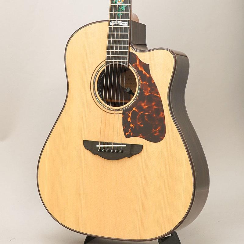 楽器種別：新品T'sT Premium Terry/新品 商品一覧＞＞アコースティック・エレアコギター【555，000円〜1，045，000円】 商品一覧＞＞エレアコギター/T'sT Premium Terry 商品一覧＞＞アコギ買うなら、当店で！出荷前の検品・調整はもちろん、丁寧梱包でお届けします！T'sT Premium Terry PTJ-100C MS GRAPE -50th Anniversary- ティーズティープレミアムテリー商品説明Premium Terry MASASHI SADA & GRAPE 50th Anniversary Model華やかなグレープのインレイと、随所に施されたグレープデビュー50周年を祝うロゴが映えるカッタウェイ付きのPTJ。上質な木材を使用し、国内の職人が丹念に組み込んだ特別なモデルです。PTJ-100C MS GRAPEには、さだまさし氏が愛用するFishman製ピックアップを搭載。最高品質を証明する直筆サイン入り認定証も付属します。■ 流麗な装飾 -Grape Inlay-このモデルの為にテリー中本氏が特別にデザインし、高度なインレイ・ワークで魅せる装飾は、グレープからインスピレーションを受けた上品で麗しい装いとなっている。■ 50周年を祝う記念ロゴ -Anniversary Logo-50周年という偉大な功績を祝い、当モデルにはヘッドトップおよび指板インレイ、ヘッド裏のプレート・サウンドホールのラベルなど、随所に記念ロゴを散りばめている。■ 直筆サイン入り認定書付属 -Signed Certificate-当モデル専用のオリジナル認定書が付属。認定書には、さだまさし氏・吉田政美氏・テリー中本氏の3名による直筆サインが施されており、コレクションアイテムとしてもお楽しみいただけます。商品詳細BODY：PTJ CutawayTOP：Solid Sitka SpruceSIDE：Solid Indian RosewoodBACK：Solid Indian RosewoodNECK：Mahogany 1PFINGERBOARD：EbonyHEAD TOP：Indian RosewoodNUT WIDTH：43mmSCALE：650mmBRIDGE：EbonyINLAY：GrapeROSETTE：Abalone & WoodBINDING & PURFLING：Rosewood & MaplePICKGUARD：Tortoise ColorPICKUP：Fishman Ellipse Matrix Blend 2.3mmMACHINE HEAD：Gotoh 510 / GoldCASE：Original Hard Caseイケベカテゴリ_アコースティック・エレアコギター_エレアコギター_T'sT Premium Terry_新品 SW_T'sT Premium Terry_新品 JAN:2500020905425 登録日:2026/07/16 テリーズテリー