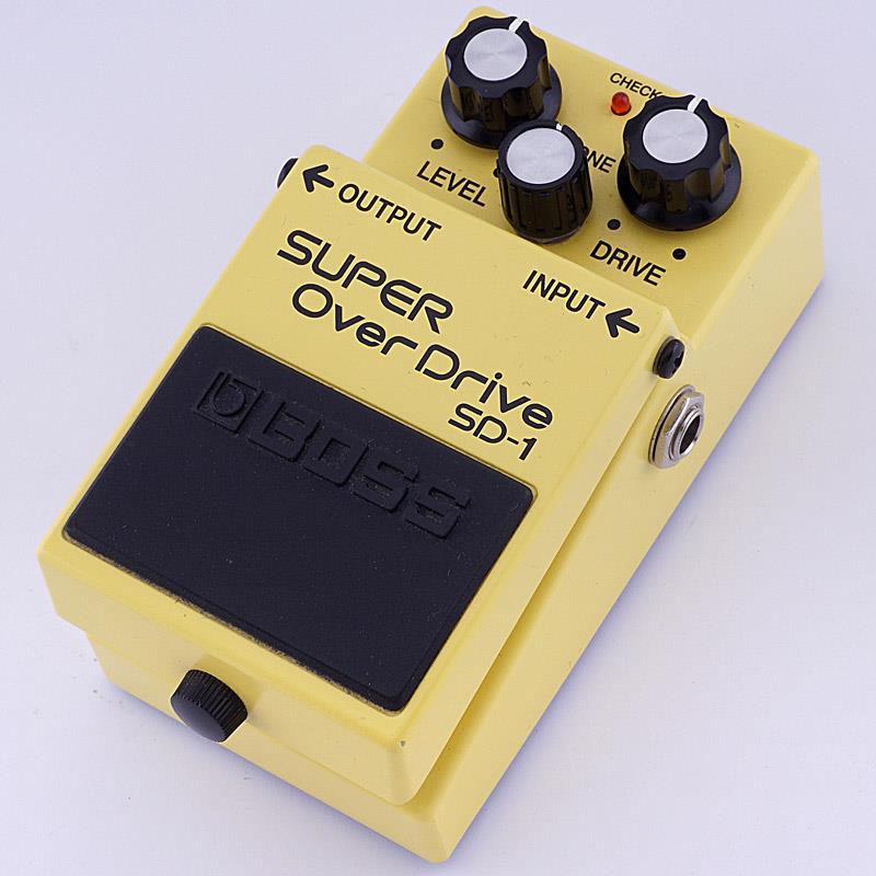楽器種別：ユーズドBOSS/Distortion ／ Overdrive ／ Fuzz 商品一覧＞＞BOSS/ユーズド 商品一覧＞＞エフェクター【5，000円〜15，000円】 商品一覧＞＞ギター用エフェクター/歪み系/オーバードライブ/BOSS 商品一覧＞＞安心してお買い物頂けるよう、コンパクトもマルチも丁寧梱包でお届けします！BOSS USED 中古 SD-1 ボス商品説明BOSS SD-1 が中古で入荷しました！使用に伴うキズなどが見られるプレイヤーズコンディションです。オーバードライブの原点サウンドである軽く歪んだナチュラルドライブから、幅広く歪みを作れるマルチなオーバードライブです！暖かみのある中域を特徴としており、軽く歪んだナチュラルドライブはまさにBOSSドライブエフェクトの真骨頂です。DRIVEツマミの設定によってはハードなドライブサウンドをも作りだすので、アンプはクリーントーンに設定しておき、エフェクターのオンとオフでクリーン/ドライブを瞬時に切り替え、演奏にメリハリをつけることもできます！付属品：なし保証：保証無し現状販売イケベカテゴリ_エフェクター_ギター用エフェクター_歪み系_オーバードライブ_BOSS_Distortion ／ Overdrive ／ Fuzz_ユーズド SW_BOSS_ユーズド JAN:2500070934208 登録日:2026/09/17 エフェクター コンパクトエフェクター ストンプボックス ボス