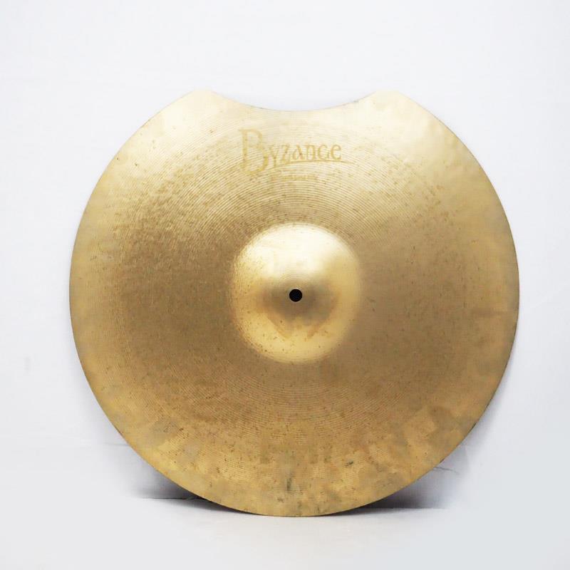 楽器種別：ユーズドMEINL/Byzance Vintage 商品一覧＞＞MEINL/ユーズド 商品一覧＞＞ドラム【25，000円〜55，000円】 商品一覧＞＞シンバル/ライド/MEINL 商品一覧＞＞安心してお買い物頂けるよう、スネアもシンバルも丁寧梱包でお届けします！MEINL USED 中古 B18QSR [Byzance Vintage Quick Sand Ride 18'' - Benny Greb Signature][2044g]商品説明yzance Vintage Quick Sand Ride 18'' - Benny Greb Signature＞Benny Grebのシグネイチャー・18Quick Sand Rideは、サンドブラスト仕上げの表面とサウンド・ノッチ(切れ込み)が特徴で、明瞭さ、コントロール性、トーンを備えたモディファイされたプレエイジドなキャラクターです。18口径、ヘビーウエイトのトルコ製ライドです。-Benny Grebより-時には、新しく非凡に見えるものが、実は洗練された伝統であることがある。70年代から80年代にかけて、ジャズやファンク、そして数え切れないほどのレコーディング・セッションを定義した、あなたが愛するライド・シンバル・サウンドは、ドラマーが小さくて厚みのあるシンフォニック・シンバルをライドとして再利用することで生まれた。これらのシンバルはセットアップの中心であり、彼らの音楽を決定づける音だった。何年も演奏され、ひびが入り、壊れ、しばしば保存され、修理された。そしてさらに演奏され、愛される。なぜ、最初からこのコンセプトを取り入れたシンバルをデザインしないのか？これがクイック・サンド・ライドの基本です。最も分かりやすい特徴から始めましょう。サウンド・ノッチ（切れ込み）：特にライドシンバルでは、円形の形状に切れ込みを入れることで、新たなレベルの明瞭さ、コントロール、スティックの鮮明さを引き出すことができます。これは単なる美的な選択ではなく、倍音が少なくなり、よりフォーカスされたサウンドになり、不要なサスティーンも少なくなります。現代的な精度で生まれ変わったこの古典的な技術により、耐久性と一貫性を維持しながら、卓越したサウンドの利点を活用しています。サイズと重量： 多くの人は、より大きなライドに明瞭さと鮮明さを求めますが、小さくても重いシンバルにそれを見出すことは驚くかもしれません。その結果、ハイファイなスタジオ・クオリティ、非の打ちどころのないアーティキュレーション、甘くも大胆なサウンドを実現したライドが誕生した。アーシーで、ハンドハンマリングシンバルの感触と、比類のない明瞭さを併せ持つシンバルは、美しく録音され、スティックの下でしっかりとした感触を得ることができます。これらの要素が組み合わさり、70年代と80年代の伝説的なサウンドにインスパイアされた、真にユニークなシンバルが誕生しました。このシンバルを演奏すれば、そのレガシーを一音一音に感じることができるだろう。このサウンドを試して、私が何を言いたいのかを正確に聞いていただくのが待ちきれません。これこそ、あなたが探し求めていたサウンドかもしれない。※こちらの商品は中古品のため、キズや汚れ等使用感がございます。予めご了承くださいませ。イケベカテゴリ_ドラム_シンバル_ライド_MEINL_Byzance Vintage_ユーズド SW_MEINL_ユーズド 登録日:2026/03/16 シンバル マイネル ビザンス