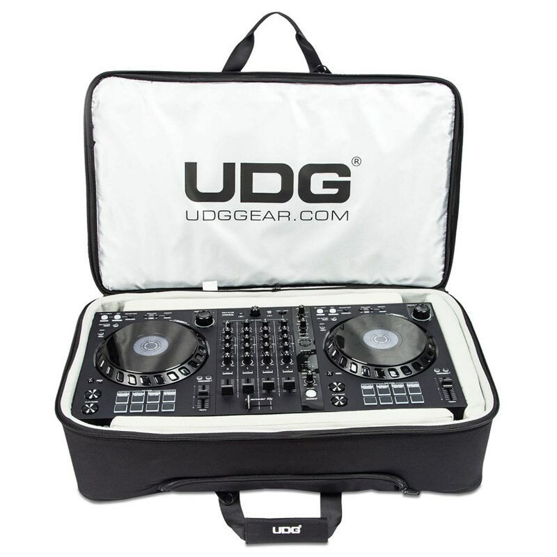 楽器種別：新品UDG/新品 商品一覧＞＞DJ機器【20，000円〜40，000円】 商品一覧＞＞DJ用ケース・バッグ/UDG 商品一覧＞＞DJ機器買うなら、当店で！専門スタッフが迅速丁寧に対応します！UDG U7202BL Urbanite MIDIコントローラー バックパック Large 【XDJ-RR / DDJ-1000SRT / DDJ-800 / DDJ-FLX6 対応ケース】商品説明★様々な機材の持ち運びに対応する可能なバッグ★※こちらの商品は製作工程上、本体にやむを得ず汚れ、スリキズなど発生する場合がございますが、使用の際には影響ございません。あらかじめご了承下さい。Urbanaite MIDI Controller Backpack U7202は、移動の多いDJ向けに設計されたバックです。ギグからギグの間の移動中あなたの大切な機材を守ります。メインの部分には、Pioneer DJ XDJ-RR / DDJ-1000SRT / DDJ-800 / DDJ-FLX6などのコントローラーを安全に収納できることはもちろん、外側のポケットには19インチまでのPCを収納可能です。さらにフロントの2つのポケットには、ハードディスクやヘッドホン、ケーブルなどのアクセサリー類が収納可能です。また、付属の緩衝剤つきパッドを用いて様々なサイズの機材の収納に対応します。■主な特徴・外側に撥水性のあるラミネート600D ポリエステルを採用・内側に衝撃吸収性の高いエッグクレート形状の緩衝材を採用・着脱可能な緩衝材で収納スペースをカスタム可能・キャリー用の頑丈なハンドル・下部のボトムガードで更に機材を保護■収納対応機種・最大19″サイズまでのラップトップ・Pioneer DJ DDJ-FLX6， DDJ-1000SRT， DDJ-800， DDJ-1000， DDJ-RX， DDJ-SX3， DDJ-SX2， DDJ-SX， DDJ-RR， DDJ-SR， DDJ-S1， DDJ-T1・Pioneer DJ XDJ-RR， XDJ-R1， XDJ-Aero・NI Traktor S8・Denon DJ Prime 2， MC7000・Numark NS6II， NS6， 4Trak， N4， Mixdeck Quad・Reloop Mixon 4， Touch・Roland DJ 505【主な仕様】カラー：ブラック外寸：73 x 43 x 22.5 cm内寸：70 x 40 x 10 cm重量：3.8kg素材：撥水ラミネート600Dポリエステル（外側）、エッグクレート形状の緩衝材（内側)※商品画像内の機材は付属いたしません。■初期不良について製造工程で細かなキズやヘコミが残る場合がございます。また、ケース内クッションのマジックテープに剥がれが生じる場合がございます。これらの点は「商品の仕様」とご容赦願います。「使用上問題」のあるもの、のみ初期不良品とさせて頂きます。※店頭、または通信販売にて売却後、敏速な削除は心掛けておりますが、web上から削除をする際どうしてもタイムラグが発生してしまいます。万が一商品が売切れてしまう場合もございますので予めご了承ください。イケベカテゴリ_DJ機器_DJ用ケース・バッグ_UDG_新品 SW_UDG_新品 JAN:8717228277481 登録日:2022/10/30 DJアクセサリ