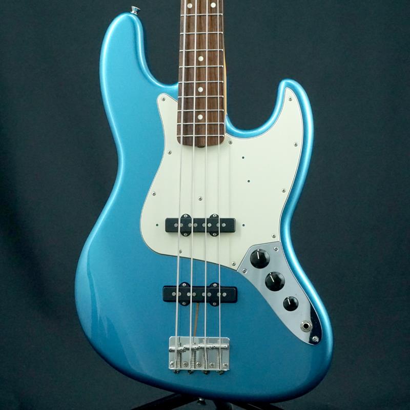 楽器種別：ユーズドFender Made in Japan/Traditional Jazz Bass 商品一覧＞＞Fender Made in Japan/ユーズド 商品一覧＞＞ベース【60，000円〜120，000円】 商品一覧＞＞エレキベース/JBタイプ/Fender Made in Japan 商品一覧＞＞当店のベースは、出荷前に専門スタッフが検品・調整しているので安心です！Fender Made in Japan USED 中古 Traditional 60s Jazz Bass (Lake Placid Blue)商品説明2021年製Fender Made in Japan TraditionalMade in Japan Traditional Jazz Bassはグロスフィニッシュのバスウッドボディを採用。20本のヴィンテージスタイルフレットを装備した9.5インチラジアスのUシェイプメイプルネックがTraditionalシリーズならではのクラシカルな演奏性を提供します。4サドル式ヴィンテージスタイルブリッジ、そしてTraditionalシリーズのために選定されたオリジナルピックアップはリアルで音楽的なヴィンテージトーンを奏でます。堅実なギタークラフトマンシップと、プレイヤーのニーズに柔軟に対応する答えが、本シリーズに反映されています。細かな擦り傷や軽い打痕、パーツのくすみはございますが、比較的キレイなコンディションです。トラスロッドの余裕はあり、ネックコンディションも大きなクセは無く良好です。Weight≒3.85kg付属品：汎用ソフトケースイケベカテゴリ_ベース_エレキベース_JBタイプ_Fender Made in Japan_Traditional Jazz Bass_ユーズド SW_Fender Made in Japan_ユーズド JAN:2500030944377 登録日:2026/10/14 エレキベース フェンダー ふぇんだー フェンダージャパン フェンジャパ フェンダーJ ジャズべ ジャズベース
