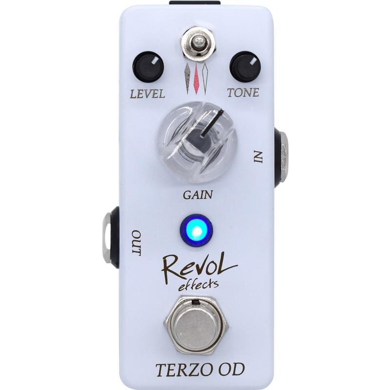 楽器種別：新品RevoL effects/オーバードライブ 商品一覧＞＞RevoL effects/新品 商品一覧＞＞エフェクター【〜5，000円】 商品一覧＞＞ギター用エフェクター/歪み系/オーバードライブ/RevoL effects 商品一覧＞＞安心してお買い物頂けるよう、コンパクトもマルチも丁寧梱包でお届けします！RevoL effects EOD-03/TERZO OD商品説明3種類のドライブモードが選択できるオーバードライブペダルです。それぞれのモードは歪みレベルに加えて出力レベルも異なり、使用しているアンプやギター、ペダルに合わせてキャラクターを変更できるようになっています。まるで3台のオーバードライブペダルが1台に集約されているかのようなニュアンスで、マルチに対応できる非常に使い勝手の良いペダルです。■ スペックインプット - 1/4 モノラルジャック（インピーダンス：510KΩ）アウトプット - 1/4 モノラルジャック（インピーダンス：10KΩ）電源 - DC 9V アダプター（センターマイナス）消費電力 - 6mAサイズ - 93.5mm (D) × 42mm (W) × 52mm (H)重量 - 144g※ 推奨アダプター以外での正常動作は保証いたしかねます。■ シンプルなコントロール3ノブのシンプルなコントロールで直感的な音作りが可能です。■ LEVEL：アウトプットの音量を調整■ TONE：エフェクトON時の音色を調整■ GAIN：エフェクトON時の歪み量を調整各モードの特徴についてUP：ブリティッシュアンプの歪みを再現。ワイドレンジかつナチュラルな歪みが特徴で、様々なピックアップにマッチします。CENTER：世界的にも有名な最高峰ブティックアップの歪みを再現。出力レベルも大きく、レスポンス高いパワフルかつハイファイな歪みが特徴です。DOWN：TS系の歪みを再現。出力レベルは一番小さく、ミドル寄りな歪みが特徴。アンプの歪みをブーストさせるのに最適です。※ モード切り替え時に出力レベルも変化するため、切り替えた際に音量バランスが上下します。楽曲の演奏前にモードは固定し、音量バランスのセッティングを行うのがオススメです。イケベカテゴリ_エフェクター_ギター用エフェクター_歪み系_オーバードライブ_RevoL effects_オーバードライブ_新品 SW_RevoL effects_新品 JAN:4534853043137 登録日:2026/03/05 レヴォル