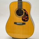 楽器種別：ユーズドアコースティックギター/SUGITA KENJI Acoustic Guitars 商品一覧＞＞アコースティックギター【505，000円〜945，000円】 商品一覧＞＞アコギ買うなら、当店で！出荷前の検品・調整はもちろん、丁寧梱包でお届けします！SUGITA KENJI Acoustic Guitars Style-28 Dreadnought ＃52商品説明-委託品-2013年製、美品中古。国内最高峰、超人気製作家、杉田健司氏の作品。某ショップの周年記念モデルとして製作された杉田氏の作品としては、超レアなドレッドノートスタイルの逸品。★入手困難な杉田健司氏の手掛けた作品★杉田氏の独自の解釈でアレンジされた秀逸なドレッドノートモデル★ジャーマンスプルーストップ、マダガスカルローズサイド＆バックの極上ウッドマテリアル★トラスロッドは強度、しなやかさ、軽さを兼ね備えたβチタニュウム製★小川インレイクラフトによるオリジナルインレイ★極薄ラッカーフィニッシュ現在、オーダー数年待ち（約5年）と言われている超人気製作家、杉田健司氏。氏の独自の視点、解釈から製作されたトラディショナルなドレッドノートスタイル。極上の材料と素晴らしい造り込み、バランスの取れた美しい音色、高いプレイアビリティとどこを切り取っても文句のつけようが無い素晴らしい一本です。トラディショナルなヘリンボーンスタイルに、小川インレイクラフトによるオリジナルデザインのインレイが映える！意味が解るとなるほどね！っとなるデザインです・・・-----コンディション----------製作から10年を迎えた個体ですが、ネック、ボディ共に申し分ない最高のコンディション。修理、改造履歴もございません。-----------------------------市場でも中々お目にかかれない希少な杉田氏の作品。この機会に是非・・・-製作当時の杉田氏のコメント-オリジナルD-28のイメージを崩すことなく手工品としての質感を大切に、メイプルバインディング×ヘリンボーン、ウェバリーペグを採用しました。私の作るギターについて最もご案内すべき点はネック周りに対する考察です。ネックジョイントにはボルトオン。最適なトルクで締まるよう考え出された独自のボルトオン工法です。トラスロッドは強度、しなやかさ、軽さを兼ね備えたβチタニュウム製によりネック握り部分では軽く作りつつ、全体の重量バランスを考え製作しました。また、フレットエッジ処理にも細心の注意を払い仕上げられたフレットには、ネックの張りを微調整する独自のフレッティングシステムを用いています。これらの絶妙な強度と重量バランスについて長年の製作経験から導き出された現時点での私の答えです。◆ハードケース付属商品詳細-SPEC-TOP: German SpruceS&B: MadagascarRosewoodNeck: MahganyFingerboard&Bridge: EbonyBinding: Flame MaplePeg: WaveryScale: 645mmNut Width: 44mmSpecial: 極薄ラッカーフィニッシュイケベカテゴリ_アコースティック／エレアコギター_アコースティックギター_SUGITA KENJI Acoustic Guitars_ユーズド 登録日:2023/12/21 アコースティックギター アコギ