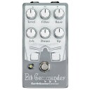 楽器種別：新品コンパクトエフェクター/EarthQuaker Devices 商品一覧＞＞コンパクトエフェクター【20，000円〜45，000円】 商品一覧＞＞安心してお買い物頂けるよう、コンパクトもマルチも丁寧梱包でお届けします！EarthQuaker Devices Bit Commander Octave Synth商品説明ビット コマンダービット コマンダーはモノフォニックのアナログギターシンセサイザーで、4つのスクエアウェーブ（矩形波）から成り立っています。Sub（2オクターブ下）、Down（1オクターブ下）、UP（1オクターブ上）、Base(入力された信号はこの段でディストーションが掛かります。なおディストーションの量は変更出来ません）4つに振り分けられた信号を個別に調整出来、最後にマスターボリュームでビット コマンダーの音量を調整します。Filterはローパスフィルターの役目を果たしますので、最終的にオケに埋もれない様な音作りが可能です！ ビット コマンダーはモノフォニックですので、単音のみでの使用を前提に作られております。このエフェクターの機能を最大限に発揮するにはギターのネックピックアップを使って、指板上、7フレットから上のノートでお楽しみください。 ですが！ ブリッジピックアップを使って、指板上、7フレットから下の位置でコードを試してください。これは故障等では無く、アナログ故のトラッキングの遅さを利用してかなりユニークな音が作れる事でしょう！・コントロールSub -2オクターブ下の音量の調整Down 1 -1オクターブ下の音量の調整Up 1 -1オクターブ上の音量の調整Base -スクエアウェーブ（矩形波）の入力の調整Level -マスターボリュームFilter -ローパスフィルターの効く帯域をセットします・寸法117mm x 63.5mm x 57mm・電源ビット コマンダーは9V、DCパワーサプライで2.1mmのネガティブセンターのアダプターで使用出来ます。デイジーチェインやトランス方式でないパワーアダプター等の使用ではノイズが乗る事が有りますので当社では推奨しておりません。また9V以上出力する電源は使用しないでください！・スイッチ電子リレー方式のトゥルーバイパスを採用していますので、電源無しでは音は出力されません。・消費電流25mAイケベカテゴリ_エフェクター_コンパクトエフェクター_EarthQuaker Devices_新品 JAN:0858933004851 登録日:2017/11/12 エフェクター コンパクトエフェクター ストンプボックス アースクエイカー