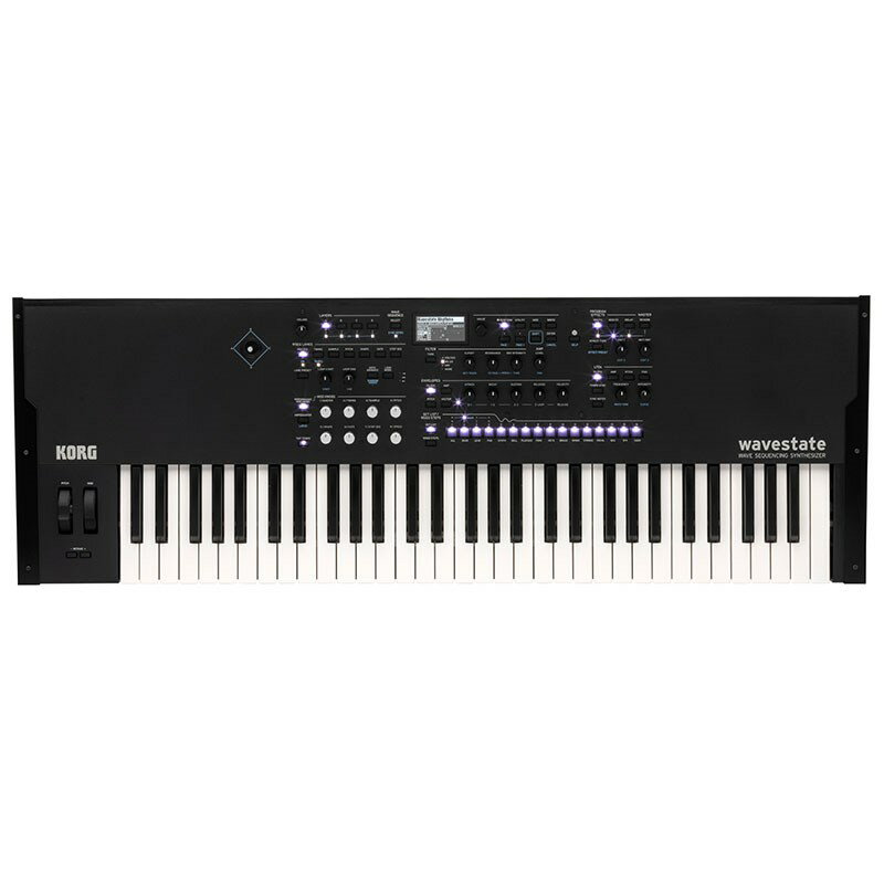 楽器種別：新品シンセサイザー/KORG 商品一覧＞＞シンセサイザー【110，000円〜215，000円】 商品一覧＞＞鍵盤楽器買うなら、当店で！専門スタッフが迅速丁寧に対応します！KORG 【デジタル楽器特価祭り】WAVESTATE SE(限定特価)商品説明※初回入荷台数に限りがございますので、完売の際は次回入荷以降のお渡しとなります。予めご容赦下さい。----★オーガニックで感動的、そしてとてつもなくパワフル。コルグの名機WAVESTATIONを強力に進化させ、ウェーブ・シーケンスを新たな次元に。カリフォルニアで設計され、日本で製造されたwavestate SEは、金属製の筐体にアフタータッチ付きのプレミアムな61音キーボードを搭載。wavestate SEは新しい時代のミュージシャン、作曲家、プロデューサーのために作られ、数百ものダイナミックなサウンド、操作パネルのノブによる広範なコントロール、120音の最大発音数を備え、新しいレベルの創造性を刺激します。コルグのハイエンド・ワークステーションと同様の優れた操作感を実現するアフター・タッチ付き61音ナチュラル・タッチ・キーボードを搭載。金属製のボディは、ライブやスタジオで活躍するスマートで強靭なもので、金属製のノブは適度な重さがあり、微調整が容易です。また内部には同時発音ステレオ120ボイス（wavestateの約2倍）を搭載しています。さらにwavestate SEには、オリジナルwavestateとwavestateネイティブソフトウェアの両方のサウンドとサンプルに完全対応しており、そこには多くの優れたサード・パーティ・ライブラリも含まれています。wavestate nativeソフトウェア（*別売、wavestateユーザーは割引価格で購入可）と完全な互換性を保ちながら、妥協することなくDAWの中でも利用することができ、ソフトウェアとハードウェアのワークフローをシームレスに行き来するために最適です。◎専用ハード・ケース付属wavestate SEは、ケーブルやペダルを収納できる専用ハードケースが付属しています。リハーサルに持ち込むときも、ワールド・ツアーに参加するときも、大切な楽器を守ってくれるので、安心して旅をすることができます。◎ウェーブ・シーケンシング2.0ウェーブ・シーケンシング2.0では、タイミングとサンプル、そしてメロディ（ピッチ）を別々のトラックに分離しましたので、それぞれを個別にコントロールできます。また、シェイプやゲート・タイム、ステップ・シーケンサー・バリューといった新たな要素も追加しました。このそれぞれを「レーン」と呼び、各レーンは別々のステップ数をはじめ、スタートやエンド・ポイント、ループ・ポイントを設定できます。ノート・オンでシーケンスがスタートし、各レーンからの情報でサウンドが構成されます。サンプルは別々のデュレーション、ピッチ、シェイプ、ゲート・タイム、ステップ・シーケンサー・バリューで発音する場合もあります。また、各レーンのスタートやエンド、ループ・ポイントをベロシティやLFO、エンベロープ、Modノブなどのコントローラーで個別にモジュレーションさせることもできます。これにより、コードの各音が別々に変化していくサウンドも作り出せます。また、リアルタイム・コントロールで各レーンのステップの順序をランダム化させることも可能です。さらに、0?100%のプロバビリティをモジュレーションすることにより、ステップをランダムにスキップさせることもできます。こうして得られるサウンドは、リアルタイム・コントロールで刻々と変化するオーガニックなものになります。また、4系統のアルペジエイターでウェーブ・シーケンスを変化させることもできます。◎高い表現力をイージーに。異例なほどディープにベーシックなフィルター、エンベロープ、LFO、エフェクトは専用コントローラーとしてパネル面に装備。8つのプログラマブルのModノブはほぼすべてのサウンドでカスタマイズでき、様々な使い方ができます。ノブをリアルタイム・コントロールとして使用できるほか、エディットした結果を新たなサウンドとしてセーブすることもできます。ピッチ・ベンド、モジュレーション・ホイール、独自のベクター・ジョイスティックに加え、これらのコントローラーで多次元的なリアルタイム・コントロールが行えます。よりディープな音作りにも対応できます。ほぼすべてのパネル上のノブや画面上のパラメーターはモジュレーションが可能で、ウェーブ・シーケンスのステップを個別にモジュレーションさせることもできます。また、モジュレーション信号にクォンタイズやスムージング、カービングなどの変化を付けることができるModプロセッサーも内蔵しています。◎ランダムの刺激「ダイス」（サイコロ）のアイコンが入ったボタンがあります。このボタンを押すと、インテリジェント・ランダマイゼイション機能により新たなサウンドを生成します。ランダムはサウンド全体だけでなく、フィルターやウェーブ・シーケンスのサンプル・レーン、あるいはエフェクトというように、一部だけをランダムにすることも可能です。ランダムで生成したサウンドをそのまま使う以外にも、さらなる音作りの出発点として利用するなど、使い方は自由自在です。◎エフェクトの宝庫wavestateのエフェクトは、そのままレコーディングに使える高品位エフェクト群です。各レイヤーで3系統のエフェクトが使用でき、パフォーマンスではマスター・リバーブとパラメトリック・イコライザーが使用できます。コンプレッサーやEQ、コーラス、フランジャー、フェイザー、ステレオ・ディレイなどのスタンダードなエフェクトから、ウェーブ・シェイパーやトーキング・モジュレーター、リバース・ディレイ、マルチバンド・モジュレーション・ディレイなど特徴的なエフェクトやOASYSに搭載されていたOverb、さらにVOXギターアンプ、VOXワウ、マルチヘッド・テープ・エコーや、オーセンティックなギター・エフェクト・ペダルのモデリング・エフェクトも内蔵しています。◎欲しいフィルターをチョイスアグレッシブなMS-20のローパス/ハイパス・フィルターや、ストロングかつスウィートなPolysixローパス・フィルターでヴィンテージ・テイストをプラスしたり、レゾナント2ポール、4ポールのローパス、ハイパス、バンドパス、バンドリジェクトのフル・コレクションから欲しいフィルターをチョイスできます。さらに、フィルター・タイプの枠を超えたコルグ独自のマルチ・フィルターで、複数タイプのフィルター・サウンドのブレンドが刻々と変化していくサウンドを作り出すこともできます。◎膨大なサンプル、ステレオ120ボイス合計数ギガバイトにも及ぶwavestateのサンプル・ライブラリーは、オリジナルのWAVESTATIONの数千倍もの大容量です。つまり、ウェーブ・シーケンスの材料となるサンプルが膨大にあるということです。サンプル・バンクには、Plugin Guruの手による高品質なサンプルや、コルグの新規サンプルに加え、NAUTILUS、KRONOSやKROMEから厳選されたライブラリーもあります。もちろん、WAVESTATIONに内蔵されていたサンプルと、オプションのPCMカードに収録されていたサンプルもすべて内蔵しました。これらの膨大なサンプルは、コルグ独自のアンチエイリアシング・サンプル・プレイバック・テクノロジーによるクリアなサウンドで最大ステレオ120ボイスまで使用できます。◎4GBのユーザー・サンプルあなただけのボイスで表現してください。macOSとWindows用の無料アプリケーション「Sample Builder」を使って、最大4GBの自分のMultisampleをwavestateにインポートすることができます。また多くのサード・パーティのライブラリーも利用できます。新しいサンプルは、ウェーブ・シーケンスで使用したり、純正のマルチ・サンプルと同じようにシングル・マルチ・サンプルとして使用することができます。◎4倍のパワーシンセシス・エンジンのすべてを投入して、同時に使えるのは1つのサウンドだけとお考えの方、そんなことはありません。リッチで複雑な変化に富んだプログラムを、パフォーマンスとして最大4レイヤーまで同時使用することができます。もちろん、レイヤーの1つ1つに独自のエフェクトとアルペジエイターも使用できます。他にもベクター・エンベロープやジョイスティック・ミックス、パラメーターのモジュレーションもレイヤーごとに使用できます。◎セット・リストとスムーズ・サウンド・トランジションセット・リストは、wavestateのパフォーマンスを演奏する曲順などに合わせて構成しておき、一発操作で切り替えることができる機能で、ライブやリハーサル時に非常に便利です。また、スムーズ・サウンド・トランジションはサウンドの切替時に、前に演奏していたサウンドが音切れすることなく自然に鳴りながら新しいサウンドに切り替わる機能です。◎幅広い接続性バランス伝送も可能なステレオ・アウトは、あらゆるレコーディング機器やモニター機器との接続ができ、ヘッドフォン端子は個人練習やステージでのキュー・モニターとしても活用できます。DINコネクターのMIDI端子はMIDI楽器やMIDI対応機器との接続ができます。wavestateはWindows/MacのUSB-MIDIクラス・コンプライアント機器です。また、コルグ・ウェブサイトから無償でダウンロードできるwavestateエディター/ライブラリアン、Sample Builderソフトウェアも使用できます。◎エディター/ライブラリアンエディター/ライブラリアンは、wavestateの第二の操作パネルとして機能します。モジュレーションされたパラメーター値やウェーブ・シーケンスをリアルタイムに表示し、作成したものを即座にフィードバックできます。サウンド、エンベロープ、LFO、フィルターの設定などをコピー＆ペーストできます。すべての内部パラメーターにアクセスし、オリジナルのエフェクト・プリセットを作成することで、エフェクトをより深く楽しむことができます。◎カリフォルニア発、KORG R&Dで開発KORG R&DはオリジナルのWAVESTATIONの開発、OASYSやKRONOSの共同開発をはじめ、数多くのコルグ製品の根幹部分となるテクノロジーの開発を行ってきました。wavestateは、KORG R&D独自のユニークな視点、驚異的なサウンドとどこまでもディープなフレキシビリティを、最新技術で開発したモデルです。オリジナルのWAVESTATIONで中心的役割を担ったサウンド・デザイナーのJohn Bowen、John Skippy Lehmkuhl、Peter Ski Schwartzの3人に、ベルギーのアーティストAirwaveを迎え、そしてコルグのボイシング・チームがwavestateの素晴らしいサウンド・ライブラリーを作成しました。◎音楽ソフトウェアを無料バンドルwavestate SEには、曲を作るだけでなくAIによるマスタリングができる「Ozone Elements」、キーボード演奏の上達に役立つ「Skoove」に加え、コルグやその他ブランドのソフトウェア・シンセまで、多数の音楽ソフトウェアが最初から付いてきます。つまり、この製品を手に入れることによって、あなたの音楽をレベルアップさせるさまざまなツールを手に入れることができるのです。■製品仕様鍵盤：61鍵(ナチュラル・タッチ鍵盤、ベロシティおよびリリース・ベロシティ、アフター・タッチ対応)サウンド:261パフォーマンス、799 プログラム、1，042 ウェーブ・シーケンスユーザー・パフォーマンスを数万保存可能入出力:ヘッドフォン(6.3mmステレオ・フォーン・ジャック)オーディオ出力L/MONO 、 R(6.3 mm TRS フォーン端子、インピーダンス・バランス)DAMPER(6.3 mmフォーン端子)MIDI IN/OUTUSB B端子電源:ACアダプター(DC12V、2500mA)外形寸法（W× D × H):1，014 × 3...イケベカテゴリ_キーボード_シンセサイザー_KORG_新品 JAN:4959112230071 登録日:2023/06/21 シンセサイザー シンセ Synth コルグ