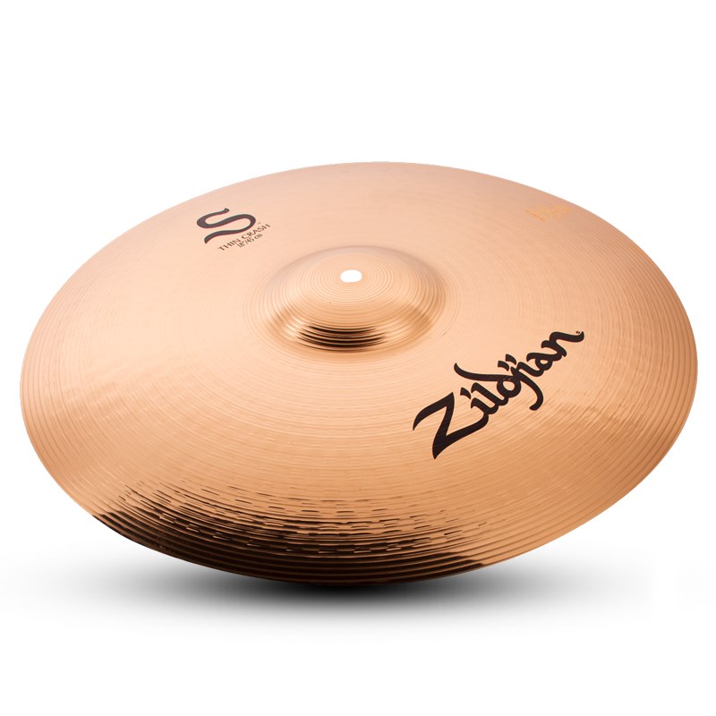 楽器種別：新品Zildjian/S 商品一覧＞＞Zildjian/新品 商品一覧＞＞ドラム【15，000円〜40，000円】 商品一覧＞＞シンバル/クラッシュ/Zildjian 商品一覧＞＞安心してお買い物頂けるよう、スネアもシンバルも丁寧梱包でお届けします！Zildjian S Thin Crash 18 [NAZLS18TC]商品説明【Break Through With The S Family 〜幅広いプレイスタイルをカバーするラインナップ〜】S Familyジルジャンが満を持して放つ「S」シリーズは、B12合金製シンバル（銅88%＋錫12%）に対するイメージを塗り替えます。設計にあたっては、新たな技術の開発も含めて根本から取り組み、何年もの月日を費やしました。Zildjian独自の美しいブリリアント仕上げが施されたきらめくようなルックスと、高域〜低域までバランスの良いレスポンスとロングサスティーンを特長とし、あらゆるシチュエーションに応える豊富なラインナップを用意。突き抜けるような存在感を求めるドラマーにとって、これ以上ない相棒の登場です。＜Thin Crash＞軽いタッチにも鋭く反応する明るいクラッシュシンバル。波打つ水面のような美しいサスティンはシンウェイトならでは。小口径のモデルは重ねシンバルにも最適。サイズ：18ウェイト：Thinイケベカテゴリ_ドラム_シンバル_クラッシュ_Zildjian_S_新品 SW_Zildjian_新品 JAN:0642388315040 登録日:2016/05/18 シンバル ジルジャン