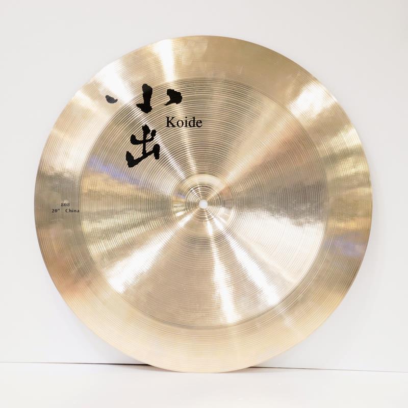 楽器種別：アウトレット小出 koide/アウトレット 商品一覧＞＞ドラム【30，000円〜60，000円】 商品一覧＞＞シンバル/チャイナシンバル/小出 koide 商品一覧＞＞安心してお買い物頂けるよう、スネアもシンバルも丁寧梱包でお届けします！小出 koide 808-20CH [808 Series China 20'']【店頭展示特価品】商品説明※店頭にて展示、試打を解禁しております為、打痕や指紋汚れ等がございます。予めご了承くださいませ。＜小出 Koide＞日本ならではの金属加工技術と経験。小出シンバルは長年培ってきた技術や経験をもとに製造する、国内唯一のシンバルメーカーです。奥行きのある響き、やわらかな響き、幅広い響き・・・クオリティの高い響きを常に追求し、奥深いシンバルのサウンドを創り出しています。＜808 Series＞609シリーズと同じアロイを使用し、新開発されたハンマリングとレイジングを施し、柔らかく倍音豊かな、落ち着いたサウンドに仕上げました。＜China＞エッジの効いたトラッシュ音とダークに響くサスティーンは、まさにディープインパクト。ここ一発に抜群の効果を発揮します。サイズ：20インチウェイト（実測値）：約1405gイケベカテゴリ_ドラム_シンバル_チャイナシンバル_小出 koide_アウトレット SW_小出 koide_アウトレット JAN:4560259042252 登録日:2025/10/25 シンバル コイデ