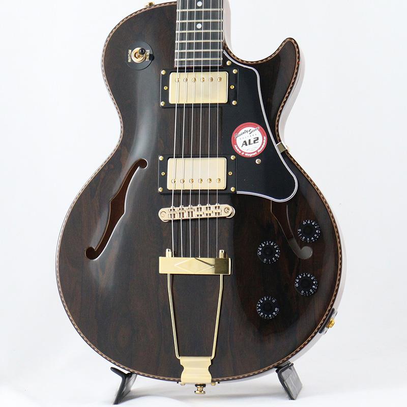 楽器種別：新品Seventy Seven/新品 商品一覧＞＞エレキギター【125，000円〜240，000円】 商品一覧＞＞セミアコ/Seventy Seven 商品一覧＞＞当店のギターは、出荷前に専門スタッフが検品・調整しているので安心です！Seventy Seven Japan Tune-Up Series STORK-STD-JT ZR (NA) 【ディバイザー大商談会2026選定品】商品説明ディバイザー大商談会2026選定品◆ジリコテ材を採用したSTORKJapan Tune-upシリーズのSTORKに、エキゾチックウッドとして知られるジリコテ材を採用したモデルが新たに加わります。縞模様のような特徴的な木目と深いブラウンの色味を生かしたナチュラルカラーで仕上げられています。◆オクメボディボディ材に使用されるオクメは、アフリカを原産とする木材です。マホガニーに似た中音域に特徴のあるサウンドキャラクターを持ち、搭載されるハムバッカーとも高い相性をみせます。◆豊かな鳴りを生み出すチャンバード構造飛鳥工場製モデルの内部構造を踏襲し、大きく彫り込んだチャンバード構造を採用。センターブロックを残したセミホロウ構造でありながら、可能な限り広くくり抜く設計により、豊かな生鳴りと本体重量の軽量化を実現しています。◆ミカルタ指板指板にはエボニーにも近い見た目の樹脂素材を原料とした人工材、ミカルタを採用しています。優れた耐久性をもち、一般的によく用いられる木材の指板材に比べてメンテナンスも容易です。◆アルニコ2オリジナルピックアップアルニコ2マグネットを採用したSeventySevenオリジナルピックアップ、 SeventySeven AL2を搭載。クリーントーンではきらびやかな鈴鳴り感を表現しつつも耳に痛くない暖かさを併せ持ち、ドライブをかけると歯切れの良いエッジの効いたクランチサウンドを出力します。プレイヤーの創造力を膨らませて豊かな演奏表現を生み出します。◆Klusonペグ標準搭載ペグには滑らかなつまみの回転と安定性を持ったKlusonブランドのペグを採用。チューニング時のストレスを減らし、演奏に集中することができます。【SeventySeven Guitars Japan Tune-upシリーズ】「SeventySeven Japan Tune-Upシリーズ」では、1977年のヘッドウェイ工場設立から40年以上の経験の中で培ったギター作りのノウハウに基づき、プレイヤーが豊かな音楽表現を生み出す力になるべく、ネックやフレットといった演奏性にダイレクトに関わってくる部分を細部にわたって調整し、工場出荷時の段階からプレイヤーの手になじむように細心の注意を払ってセットアップしております。是非手に取ってその演奏性、サウンドをお確かめください。◆ディバイザーテクニカルセンターでの確かなセットアッププロギタリストは買ったギターをそのまま使わず、まずは信頼出来るリペアマンに預け好みのセッティングに調整してからステージに立つと聞きます。ギターに親しんだベテランは自分のギターのナットを自分で削り、好みの弾き心地になるまで手を加えます。確かなセットアップが施されていることは良い演奏をする上での大前提であり、SeventySeven Japan Tune-Up seriesでは、工場出荷時の段階からミュージシャンの即戦力となるように丁寧なセットアップが施されております。◆押さえやすい弦高調整ギターの弾きやすさに大きく関わってくるのが弦高です。弦の押さえやすさを重視した適正弦高に1本1本丁寧に調整しています。◆フレットエッジの丸め加工番手の違うサンドペーパーやスチールウールなどを使い分け、各フレットのエッジ部分に丁寧に丸みを付けることにより、左手の移動が滑らかになりました。ハイフレットまで滑るように移動が可能です。◆付属専用ハードケースSeventySevenロゴの入った専用ハードケース。大切な楽器をしっかりと保護します。※画像はサンプルです。製品の特性上、杢目、色合いは個体ごとに異なります。商品詳細SpecificationBody Top: ZiricoteBody: Okoume (Chambered)Neck: MapleFingerboard: MicartaFrets: Nickel SilverNut: BoneMachineheads: Kluson KTS90SLNBridge: ABR-1 TypePickups: SeventySeven AL2Controls: 2Vol，2Tone，Toggle SWScale: 628mm(24.75inch)Width at Nut: 43mmRadius: 305RFinish: Urethane UV CoatingStrings: Elixir NANOWEB Light(.010-.046)Accessories: ハードケース、六角レンチ、保証書イケベカテゴリ_エレキギター_セミアコ_Seventy Seven_新品 SW_Seventy Seven_新品 JAN:4571697771949 登録日:2026/05/22 エレキギター