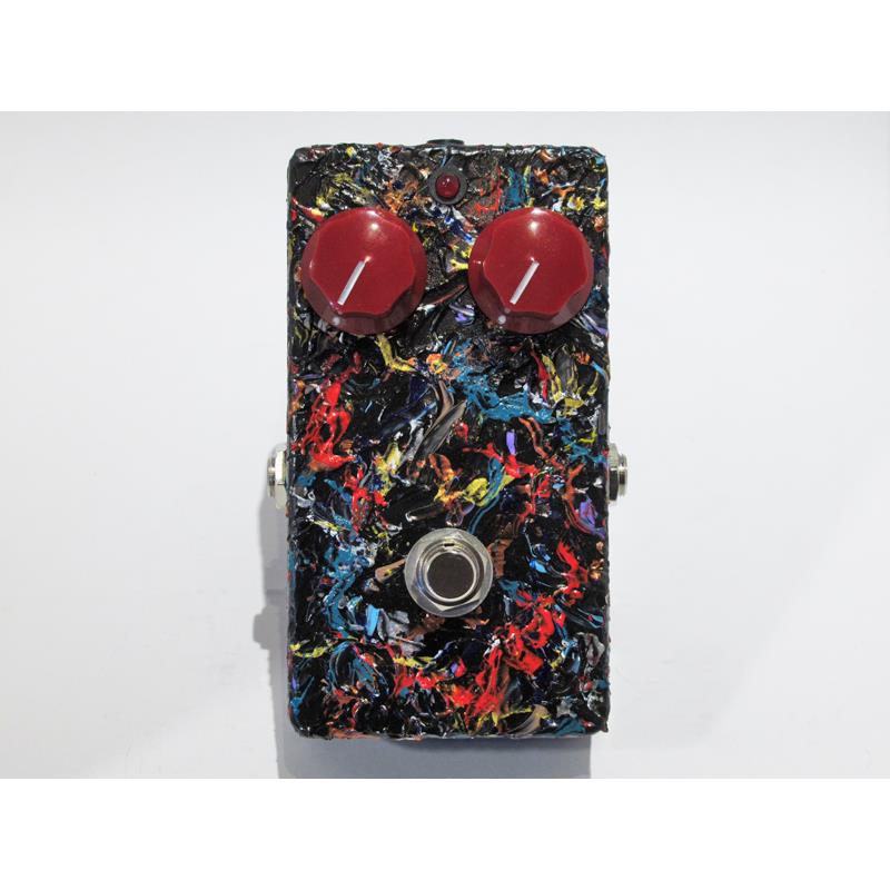 楽器種別：新品TRIAL/新品 商品一覧＞＞エフェクター【25，000円〜55，000円】 商品一覧＞＞ギター用エフェクター/歪み系/オーバードライブ/TRIAL 商品一覧＞＞安心してお買い物頂けるよう、コンパクトもマルチも丁寧梱包でお届けします！TRIAL GB-6 Super Germanium Booster商品説明GB-6 / Super Germanium Boosterは、RangeMasterの研究過程から生まれた独自設計のブースターです。芯のある太さとふくよかさを併せ持つゲルマニウム・トランジスタを採用。増幅度の高い個体を使用し、さらに安定性を高めるための回路設計を行うことで、ノイズ特性や温度安定性にも優れた扱いやすい仕様を実現しています。Trebleコントロールにより、RangeMasterライクなトレブル〜ミッドブーストから、太く落ち着いたジャズライクなウォームトーンまで、1台で幅広く調整可能。使用するギターのピックアップやアンプとの相性に合わせて自在にコントロールできるブースターです。ゲルマニウム・トランジスタそのものの良さを最大限に引き出すことをコンセプトとして、回路設計から再構築。回路やパーツの良さを最大限に活かすため、各パーツはポイント・トゥ・ポイント・ポールによる直結配線で組み込んでいます。接続位置に縛られず、システムのどこに置いてもキャラクターを活かせる柔軟な設計で、クラシックな使い方としてアンプをブーストしても良し、アンプシミュレーターやマルチエフェクターの前段に置いて、デジタル機器にヴィンテージ機材の挙動を与える用途にも最適です。※外装はハンドペインティングで行っておりますので、1台1台パターンに変化がある1点物となります。イケベカテゴリ_エフェクター_ギター用エフェクター_歪み系_オーバードライブ_TRIAL_新品 SW_TRIAL_新品 JAN:4570020280479 登録日:2025/11/29 エフェクター コンパクトエフェクター ストンプボックス