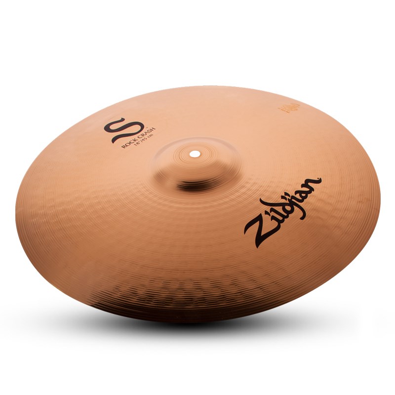 楽器種別：新品Zildjian/S 商品一覧＞＞Zildjian/新品 商品一覧＞＞ドラム【15，000円〜35，000円】 商品一覧＞＞シンバル/クラッシュ/Zildjian 商品一覧＞＞安心してお買い物頂けるよう、スネアもシンバルも丁寧梱包でお届けします！Zildjian S Rock Crash 18 [NAZLS18RC]商品説明【Break Through With The S Family 〜幅広いプレイスタイルをカバーするラインナップ〜】S Familyジルジャンが満を持して放つ「S」シリーズは、B12合金製シンバル（銅88%＋錫12%）に対するイメージを塗り替えます。設計にあたっては、新たな技術の開発も含めて根本から取り組み、何年もの月日を費やしました。Zildjian独自の美しいブリリアント仕上げが施されたきらめくようなルックスと、高域〜低域までバランスの良いレスポンスとロングサスティーンを特長とし、あらゆるシチュエーションに応える豊富なラインナップを用意。突き抜けるような存在感を求めるドラマーにとって、これ以上ない相棒の登場です。＜Rock Crash＞圧倒的なアタック、鳴り、ボリュームを重視したハイピッチのクラッシュ。大音量の「ロック」アンサンブルを鋭く突き抜けるサウンド。サイズ：18ウェイト：Medium Heavyイケベカテゴリ_ドラム_シンバル_クラッシュ_Zildjian_S_新品 SW_Zildjian_新品 JAN:0642388315064 登録日:2016/05/18 シンバル ジルジャン