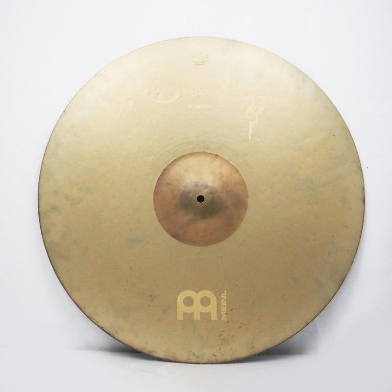 楽器種別：ユーズドMEINL/Byzance Vintage 商品一覧＞＞MEINL/ユーズド 商品一覧＞＞ドラム【40，000円〜75，000円】 商品一覧＞＞シンバル/ライド/MEINL 商品一覧＞＞安心してお買い物頂けるよう、スネアもシンバルも丁寧梱包でお届けします！MEINL USED 中古 Byzance Vintage Sand Ride 22 - Benny Greb Signature [B22SAR][2730g]商品説明【マイネルのベニーグレブシグネチャー、サンドライド22インチの中古品が入荷！】●Byzance Vintage Series（バイザンス・ヴィンテージ・シリーズ）＜・B20ブロンズ合金製・ハンドハンマー加工による優れたサウンド・表面はサンドブラスト仕上げ。ヴィンテージなサウンド、ルックス、フィーリング＞Byzance Vintageシリーズは伝統的なB20ブロンズ合金製で、Benny Greb（ベニー・グレブ）との共同開発により、革新的なデザインとこれまでにない個性的なサウンドが特徴です。真に個性的なサウンドで、音楽性を最大限に表現したいと切望するドラマーたちをターゲットに製作されました。非常に魅力的なサウンドキャラクターを持つ、注目すべき最先端のシンバルです。Sand Ride：サンドブラスト加工されたトップ側と、部分的にレイジングされたボトム側とのコンビネーションにより、非常に短いディケイのドライで素早いスティックサウンドを演出。ベルはクリアで明るく、明瞭なサウンド。サイズ：22インチ※こちらの商品は中古品のため、キズや汚れ等使用感がございます。予めご了承くださいませ。イケベカテゴリ_ドラム_シンバル_ライド_MEINL_Byzance Vintage_ユーズド SW_MEINL_ユーズド JAN:2500190023301 登録日:2026/03/16 シンバル マイネル ビザンス
