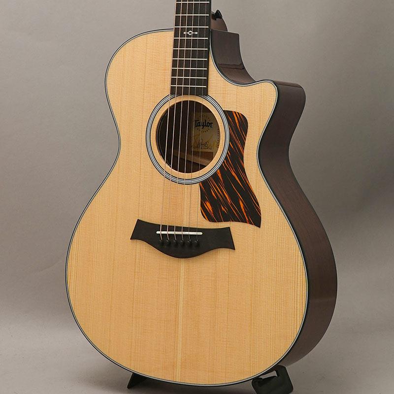 楽器種別：新品TAYLOR/新品 商品一覧＞＞アコースティック・エレアコギター【235，000円〜440，000円】 商品一覧＞＞エレアコギター/TAYLOR 商品一覧＞＞アコギ買うなら、当店で！出荷前の検品・調整はもちろん、丁寧梱包でお届けします！TAYLOR Next Generation 312ce テイラー商品説明Taylor Guitars Next Generation Series 誕生Vクラスブレーシング誕生から約8年の歳月を経て長年の設計検証と世界中のプレイヤーの声を結集して完成したのが、Taylor Guitars「Next Generation Series」です。核となるのは、最新進化形となるScalloped V-Class ブレーシング。トップ材の不要なねじれを抑えるV字構造はそのままにブレーシングをスキャロップ加工することで、ボディトップ本来の振動をより自然な形で引き出し、そのポテンシャルを最大限に発揮します。低音域はよりウォームで奥行きのある響きと開放弦には空気感を伴う豊かな共鳴をもたらし、正確なピッチ感や音の直進性、アンサンブルの中でも埋もれにくい音の通りの良さといったVクラスの特長も変わることなく受け継がれています。フィンガースタイルでは立体的で深みのあるレスポンスをストロークでは芯の太さと明瞭な音抜けを実感できます。本モデルの大きな特徴の一つが、演奏性とサウンドを同時にコントロール可能にした新開発のアクションコントロールネックです。ロングテノン・ネックジョイントを採用することでボディとの振動伝達効率を高め、音の温かみと豊かなサステインを実現します。さらに、サウンドホール内のボルトを調整するだけで、素早く正確な弦高調整が可能となり、ネックや弦を外すことなく、演奏スタイルや季節・環境の変化にも柔軟に対応します。弾きやすさだけでなく、音の立ち上がりやレスポンスにも直結する、Taylorならではのネック構造です。テイラーの定番モデル300番台のコンサートサイズが次世代仕様としてさらに洗練され、サウンドと演奏性の両面で進化を遂げています。サペリ単板のサイド＆バックとシトカ・スプルース単板トップによる組み合わせは、豊かな中域と音のまとまりに優れたテイラーの王道トーンを生み出します。弾力感・トーンの太さを感じる中域、そしてウッディで温かみのある低音が、どんな演奏スタイルにも自然にフィットします。サイドバックの塗装もグロス仕上げを採用し、高級感を演出するルックスにも仕上がっております。グランド・コンサート・ボディならではのまろやかなサウンドがフィンガースタイルからストローク、弾き語り、アンサンブルまで、あらゆる演奏シーンで安定したパフォーマンスを発揮します。「一本で何でもこなせる」という評価を長年受け続けてきた理由が、確かな説得力をもって感じられる仕上がりです。さらに、新開発の Claria（クラリア）ピックアップ・システムを搭載。ホールクラスのステージから自宅での演奏環境まで、あらゆるシーンで安定したサウンドを提供することをコンセプトに開発された、テイラー最新世代のピックアップ・システムです。再設計されたアンダーサドル・ピエゾと専用プリアンプの組み合わせにより、従来のピエゾにありがちな硬さやエッジ感を抑え、ウォームでふくよかな低音から、輪郭のはっきりした抜けの良いサウンドまで、幅広い音作りを実現。PA環境や音量レベルに左右されにくく、ソロ演奏からバンドアンサンブルまで、常にミックスの中で自然に馴染む音像を保ちます。ライブステージはもちろん、リハーサルや宅録、自宅での練習環境においても扱いやすく、高い実用性を備えたシステムです。進化を止めることのないTaylorが提示する、次世代アコースティックの完成形。ぜひ、そのサウンドと演奏性を体感してください。商品詳細Top: Sitka SpruceBack & Side: SapeleNeck: Neo-Tropical MahoganyBracing: Scalloped V-Class Bracing with Relief RoutBinding: BlackFretboard: West African Crelicam EbonyHeadstock Overlay: West African Crelicam EbonyBody Finish: Gloss / GlossNut / Saddle: Black Tusq / White MicartaTuners: Taylor NickelElectronics: Claria Pickup SystemScale: 632mmNeck Width: 1 3/4（約44.5mm）Brown Taylor Deluxe Hard Shell Case 付属イケベカテゴリ_アコースティック・エレアコギター_エレアコギター_TAYLOR_新品 SW_TAYLOR_新品 JAN:0887766146469 登録日:2026/05/23 エレアコ テイラー テーラー