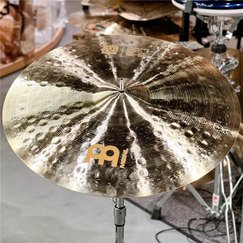 楽器種別：アウトレットMEINL/Byzance Traditional 商品一覧＞＞MEINL/アウトレット 商品一覧＞＞ドラム【50，000円〜95，000円】 商品一覧＞＞シンバル/ライドシンバル/MEINL 商品一覧＞＞安心してお買い物頂けるよう、スネアもシンバルも丁寧梱包でお届けします！MEINL R&D Prototype Byzance Traditional Extra Thin Hammered Ride 22 [B22ETHR][2510g]【特注品】【店頭展示特価品】商品説明※こちら店頭にて試奏を解禁しております個体となりますため、指紋汚れや打痕汚れなどの使用感がございます。予めご了承下さいませ。【ドイツ本国・マイネルファクトリーより輸入しましたプロトタイプモデル「R&D」シンバルが店頭入荷！】-スタッフコメント-Extra Hammered RideのThinウェイトとなるプロトタイプ。雑味のある柔らかなサウンドに一層磨きがかかった至高のジャズシンバルに仕上がっております。●Byzance Jazz Series（バイザンス・ジャズ・シリーズ）＜・B20ブロンズ合金製・ハンドハンマー加工による優れたサウンド・さまざまなキャラクターが複雑に調和した美しいサウンド ＞Byzance Jazzシリーズはレギュラーなフィニッシュと極めて優れた音質が特徴で、伝統的なジャズに求められるナチュラルなヴィンテージサウンドを求めて開発されました。全体に漂うダークさと快い音の広がりがサウンドと複雑に調和し、温かみのある心地よいサウンドが生み出されます。Byzance Jazzシリーズは、MIPA（Musikmesse International Press Award）アワードを受賞しました。サイズ：22インチウェイト：約2510gイケベカテゴリ_ドラム_シンバル_ライドシンバル_MEINL_Byzance Traditional_アウトレット SW_MEINL_アウトレット JAN:2500190756988 登録日:2026/07/30 シンバル マイネル ビザンス