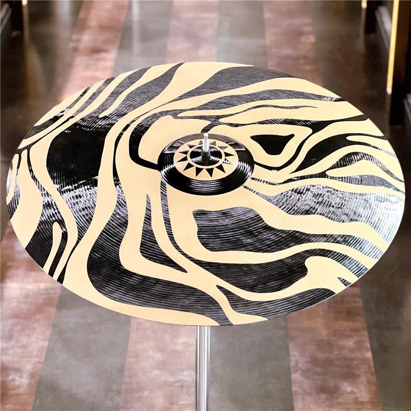 楽器種別：アウトレットMEINL/Artist Concept Model 商品一覧＞＞MEINL/アウトレット 商品一覧＞＞ドラム【100，000円〜190，000円】 商品一覧＞＞シンバル/ライドシンバル/MEINL 商品一覧＞＞安心してお買い物頂けるよう、スネアもシンバルも丁寧梱包でお届けします！MEINL Artist Design Cymbals 22 [Anika Nilles 「OCEAN TIDES」/AD2] No.54【店頭展示特価品】商品説明※こちら店頭にて試奏を解禁しております個体となりますため、指紋汚れや打痕汚れなどの使用感がございます。予めご了承下さいませ。Artist Design CymbalsMEINLが誇る高度なエングレイビング技術を駆使し、トップアーティスト自らが描き下ろしたアートワークをシンバルへと刻み込む新プロジェクト「Artist Design Cymbals」が登場。2026年、世界的ドラマーであるAric ImprotaとAnika Nillesによるデザインモデルが発表されました。それぞれ世界限定100枚のみの生産、日本への入荷は各4枚のみという稀少なシンバルで、1枚1枚にシリアルナンバーが振ってあります。サウンドだけでなく、アーティストの哲学や世界観までもその一枚に宿す—演奏するたびにインスピレーションを掻き立てる、唯一無二のアートシンバルがここに誕生しました。Anika Nilles「OCEAN TIDES」(オーシャン・タイズ)22アニカ・ニルスさんのオリジナル・アートワークを施した、アートデザイン・シンバル。ダークなサウンドと短めなサスティーンを特徴とするレイジング、ハンドハンマリングが施されたByzance Vintage Finishのシンバルを、一度全面をブラックで仕上げ、彼女の創造性のキャンバスとして表現した、まさに特別仕様のシンバルです。「常に動き続け、常にリズムの中にある。時には深海からのささやきのように、やさしく繊細に。そして時には、嵐の波のような力強さで荒々しく響く。どんな表情であっても、決して静止することはない。」Anika Nillesシリアルナンバー:54サイズ:22Weight：Thinイケベカテゴリ_ドラム_シンバル_ライドシンバル_MEINL_Artist Concept Model_アウトレット SW_MEINL_アウトレット JAN:0842960114874 登録日:2026/07/30 シンバル マイネル