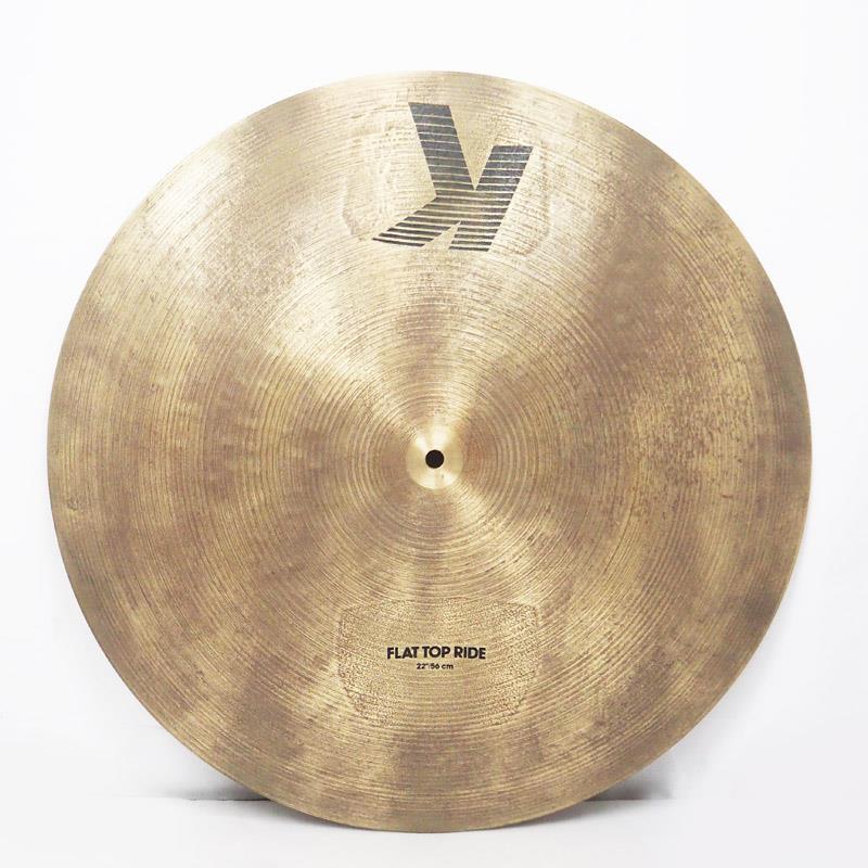 楽器種別：ユーズドZildjian/K Zildjian 商品一覧＞＞Zildjian/ユーズド 商品一覧＞＞ドラム【35，000円〜75，000円】 商品一覧＞＞シンバル/ライド/Zildjian 商品一覧＞＞安心してお買い物頂けるよう、スネアもシンバルも丁寧梱包でお届けします！Zildjian USED 中古 K Flat Top Ride 22'' [3154g]商品説明【1980年代から90年代中頃の製造と思われる、いわゆるIAK期のKジルジャン・フラットトップライド22インチの中古品が入荷！】Kジルジャンの生産拠点がカナダ工場からアメリカ工場に移った1980年代から、1993年頃までの期間に製造されたと思われるKロゴが逆さになっているモデルです。常に音楽のトレンドに寄り添ってきたZildjian社故に、カナダK工場から移転後細やかに仕様が変遷していた過渡期ともいえる時期で、特にこの期間に製造されたKジルジャンは通称IAK(Intermediate American K)と呼ばれています。こちらは1984年から1996年まで生産されていたフラットトップライドの22インチのモデル。ベルが無い形状のため、倍音が控えめで洗練されたピング音を放ちます。アコースティック音楽やソロパートの伴奏の際に特に有効です。近年では新たなレガートのバリエーションとしてR&B、HipHop、ポップスからデジタルミュージック等様々な音楽にも採用されています。こちらはしっかりとウェイトがある個体で、倍音は控えめながらも強めのタッチでも音が潰れず、音量自体はしっかり出すことができ、ピッチ感も高く、よりハッキリとしたピング音が得られる1枚です。Size： 22インチ※中古品のためキズや汚れ、打痕等使用感がございます。予めご了承くださいませ。イケベカテゴリ_ドラム_シンバル_ライド_Zildjian_K Zildjian_ユーズド SW_Zildjian_ユーズド JAN:2530800051523 登録日:2026/03/16 シンバル ジルジャン Kジルジャン