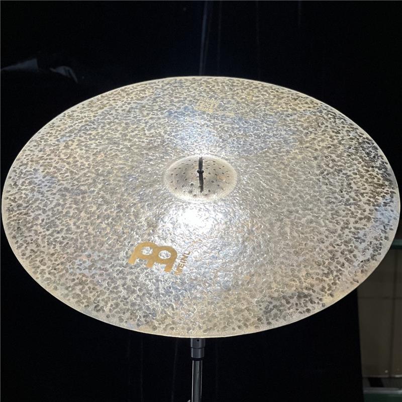 楽器種別：アウトレットMEINL/Byzance Dark 商品一覧＞＞MEINL/アウトレット 商品一覧＞＞ドラム【65，000円〜130，000円】 商品一覧＞＞シンバル/ライドシンバル/MEINL 商品一覧＞＞安心してお買い物頂けるよう、スネアもシンバルも丁寧梱包でお届けします！MEINL R&D Prototype Byzance Dark Big Apple Dark Ride 28 [B28BADAR][4400g]【特注品】【店頭展示特価品商品説明※こちら店頭にて試奏を解禁しております個体となりますため、指紋汚れや打痕汚れなどの使用感がございます。予めご了承下さいませ。【ドイツ本国・マイネルファクトリーより輸入しましたプロトタイプモデル「R&D」シンバルが店頭入荷！】●Byzance Dark Series（バイザンス・ダーク・シリーズ）20ブロンズ合金製・ハンドメイドで優れたサウンド・レイジング加工のない表面とダークなサウンド＞Darkシリーズのシンバルにはレイジング（音溝加工）を施さないため、本来のままの自然な外観と音質を味わうことができます。気取らないサウンドと極めて短いサスティンが特徴です。Big Apple Dark Ride：レジェンドジャズカルチャーとNYCの歴史にインスパイアされたBig Apple Dark Rideはオールドスクールのジャズドラマーからの要求に答えるべく特別に開発されました。非常に豊かでアーシー且つリッチな低音を放ちます他、ダークな音色と繊細で上品なスティック描写、味わい深く濃厚なサウンドを与えてくれる特別な1枚です。サイズ：28インチウェイト：約4400gイケベカテゴリ_ドラム_シンバル_ライドシンバル_MEINL_Byzance Dark_アウトレット SW_MEINL_アウトレット JAN:2500190757015 登録日:2026/07/30 シンバル マイネル ビザンス