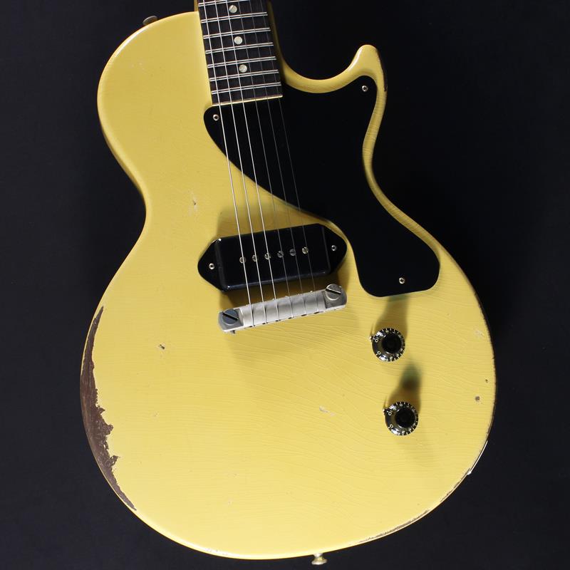 楽器種別：新品Gibson/Custom Shop 商品一覧＞＞Gibson/新品 商品一覧＞＞エレキギター【600，000円〜1，120，000円】 商品一覧＞＞レスポールタイプ/Gibson 商品一覧＞＞当店のギターは、出荷前に専門スタッフが検品・調整しているので安心です！Gibson Murphy Lab 1957 Les Paul Junior Single Cut TV Yellow Heavy Aged #742495商品説明Murphy Lab（マーフィー・ラボ）Heavy Agedモデルが入荷！！本機は4段階で設けられたエイジングレベルの3番目となる「Heavy Aged」が施された1957 Les Paul Junior Single Cutです。1954年に登場したレスポール・ジュニアは、シングル・ピックアップ、2コントロール（1ボリューム、1トーン）を配し、一切の装飾を省いたシンプルの極みと言えるモデルでした。その潔く絞り込まれたスペックとジュニアならではの個性的なサウンドとルックスは、当初想定されていたビギナーや学生向けのエントリー・モデルという枠を超え、やがて前衛的で嗅覚の鋭いプロギタリストを魅了するようになっていきました。アンプ直のストレートなサウンドを愛するロックンロール・ギタリストから明るく歯切れの良いアコースティック・サウンドを奏でるシンガーまで、クラシック・ロックや近年のポップ・ミュージックにおいて、そのサウンドが活躍している例は枚挙にいとまがありません。本機に施された「Heavy Aged」ツアー、ギグによるハードなプレイにより、ネックやボディのフィニッシュが剥がれた状態やベルトのバックル傷を再現。マーフィー・ラボによるヘビーエイジド・ハードウェアを採用。ギブソンのゴールデンエラに作られたオールド独特のルックスとプレイフィールを再現しています。芯がありタイトにぶれなく鳴ってくれるマホガニー単一材と、切れ味と太さ両方を兼ね備える稀有なピックアップであるP-90とのコンビネーションは、現代のロックミュージック界にもベストマッチしております。長きに亘り培われた高い製作技術と飽くなき探究心、厳選されたマテリアルにより至高のエレキギター・ベースを製作するために1993年に立ち上げられたGibson Custom Shop。現在もなお昔ながらのハンドクラフト製法と、徹底的に追求したヴィンテージの知識から製作されたカスタムショップ・ラインナップは、他所の追従を許さないほどの見事な作りとなり、プレイヤーの内に秘めるインスピレーションを際限なく沸き立たせてくれる最高の愛機となるでしょう。貴方の心を揺すぶらせる本物の一本を、是非お見逃しなく！　　〜 Murphy Lab 〜カスタムショップ内に誕生したMurphy Lab（マーフィー・ラボ）は、ナッシュヴィルのギブソン・カスタムショップ内に新設されたラボで、科学的検証に基づく最新の技術を駆使して、ギターのエイジング（ヴィンテージ・ギターの経時変化した外観と弾き心地を再現する処理）を専門に行います。ギブソン・カスタムショップの立ち上げ時のメンバーであり、ヒストリック・コレクション開発のプロジェクト・リーダーとして尽力したトム・マーフィーは、その後新品のギターにヴィンテージのルックスとフィーリングをもたらすエイジングというテクニックで活躍してきました。トムのヴィンテージ・ギターへの情熱と深い知識に裏打ちされた技術によって、ギブソン・ギターの自然なラッカーのクラック、演奏による摩耗を見事に再現しています。トム・マーフィーとギブソンは、経時変化によりウェザーチェックと呼ばれるクラックを生じさせる、1950年代、1960年代のニトロセルロースラッカーを科学的に解析し、その変化のプロセスをひも解き、あらゆるモデルのプロトタイプによるテストを重ねて、ヴィンテージ同様のナチュラル・ウェザーチェックを再現するラッカー・プロセスを開発しました。マーフィー・ラボは、トム・マーフィーがギブソン・カスタムショップのチームを率いて、プロトタイプをもとに、あらゆるボディシェイプ、フィニッシュ、エイジング・レベルの検証を始めたことから、その構想が生まれました。その結果、これまでにないリアリティとこだわりを追求したエイジングを行うために、ギブソン・カスタムショップ内に設立されました。トム・マーフィーの存在と、その芸術的な作品の数々は、ギブソンの歴史の中で重要な役割を果たし、今もそしてこれからもマーフィー・ラボとして永遠に引き継がれていきます。〜〜〜〜〜〜〜〜#742495約3.59kgHard Case付属商品詳細【Body】Material：1-Piece Solid MahoganyFinish：Nitrocellulose Lacquer; Murphy Lab Heavy Aged【Neck】Material：Solid MahoganyProfile：50s Rounded Medium CScale Length：24.75 / 628.65mmFingerboard Material：Indian Rosewood， Hide Glue FitFingerboard Radius：12Number Of Frets：22Frets：Authentic Medium-JumboNut Material：NylonNut Width：1.69 / 42.85mmEnd of Board Width：2.24 / 56.89mmJoint：Long Tenon， Hide Glue Fit【Hardware】Finish：Nickel; Murphy Lab Heavy AgedTuner Plating：NickelBridge：WraparoundTailpiece：WraparoundTuning Machines：Kluson Strip with White ButtonsPickguard：BlackTrussRod：Authentic 1950s No-TubePickup Covers：Black Dogear P-90【Electronics】Bridge Pickup：Custom Dogear P-90Controls：1 Volume， 1 Tone， CTS 500K Audio Taper Potentiometers， Paper-in-Oil CapacitorOutput Jack：1/4 SwitchcraftStrings Gauge：.010， .013， .017， .026， .036， .046イケベカテゴリ_エレキギター_レスポールタイプ_Gibson_Custom Shop_新品 SW_Gibson_新品 JAN:4580568421401 登録日:2025/09/05 エレキギター ギブソン カスタムショップ