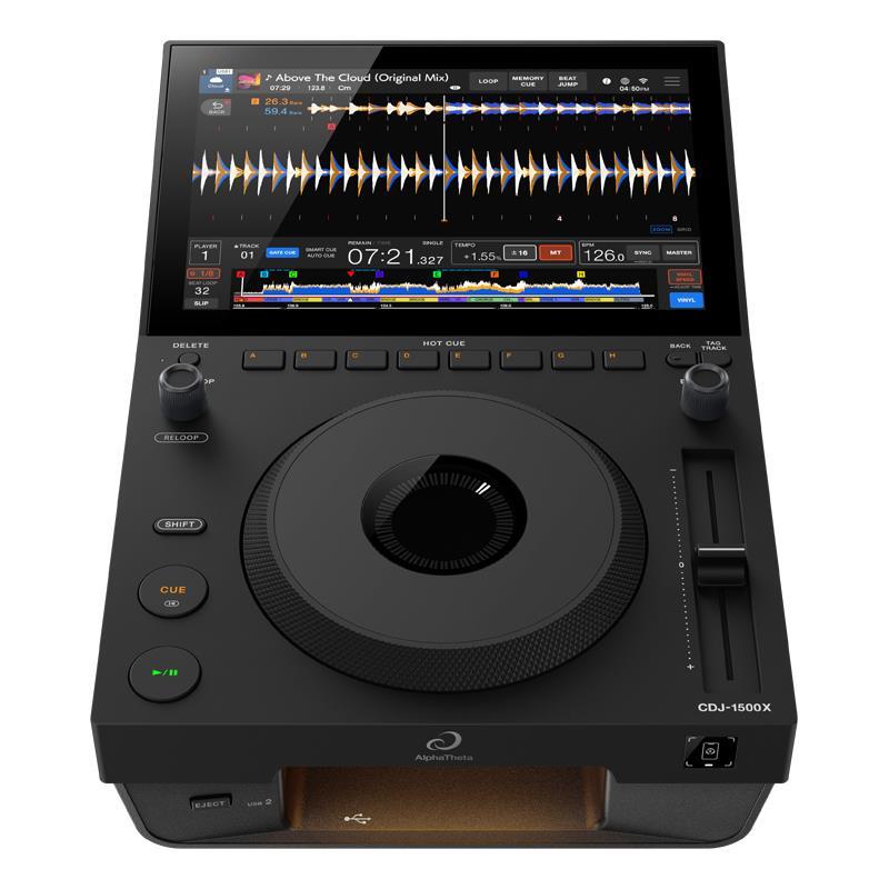 楽器種別：新品AlphaTheta/新品 商品一覧＞＞DJ機器【165，000円〜310，000円】 商品一覧＞＞DJプレイヤー/DJプレイヤー単体/AlphaTheta 商品一覧＞＞DJ関連機器担当部門 Power DJ'sは1998年開店　渋谷発・国内最大級のDJ機材専門フロアです。AlphaTheta CDJ-1500X【USBメモリースティック対応プレーヤー】(アルファシータ)商品説明★フラッグシップモデル譲りの性能を継承したDJ用マルチプレーヤー★CDJ-1500Xは、CDJ-3000Xで重視した繊細さ・明瞭な輪郭・空間の広がりを継承。デジタル回路、アナログ回路、電源回路など、製品全面にわたり調整を重ね、帯域ごとの分離感と低域のまとまりを実現しました。低域は輪郭を保ちつつ存在感があり、中高域では声や楽器の表情が自然に広がります。ミュージックバーや小規模ベニューでも、音楽の細部と空間の心地よさを両立します。■狭いブースにも柔軟に設置できる、コンパクト設計ミュージックバーやミニクラブなど、限られたスペースでの使用を想定し、フラッグシップモデルの主要機能を受け継ぎながら、コンパクトな商品サイズを実現しました。限られたスペースでも無理なく設置できるため、ターンテーブルとの組み合わせやDJセットアップの入れ替えにも柔軟に対応できます。■10.1インチ大画面と高い視認性で、選曲と演奏をよりスムーズにフラッグシップCDJ-3000Xと同等の10.1インチ静電容量式タッチパネルを採用し、スムーズな選曲と状況に応じた判断を支え、より直感的なDJ演奏を実現します。優れた視認性を備えた大型ディスプレイにより、ブラウズ画面では最大15曲を同時に表示でき、次にかけたい曲をスムーズに探すことができます。また、波形表示により楽曲構成を直感的に把握できるため、その場の流れに合わせた選曲をサポートします。さらに、WAVEFORM画面では、新たに楽曲のVocal位置やBPMの変化点、フレーズ構成をひと目で確認できる表示機能を搭載しました。これにより、楽曲の展開やミックスのタイミングを直感的に把握でき、演奏時の判断をサポートします。PLAYLIST EDIT機能にも対応し、本機上でプレイリスト内の楽曲を自由に並べ替えることが可能です。また、ディスプレイの背景色はDARK MODEとLIGHT MODEから選択可能です。暗いクラブのブースから明るいラウンジや屋外イベントまで、さまざまな環境でも画面の見やすさを保ち、安心してプレイに集中できます。■クラウド連携とNFCログインで、スマートフォンひとつから始まるDJプレイ内蔵Wi-Fi(R)を使って、StreamingDirectPlayやrekordbox CloudDirectPlayによるDJプレイが可能です。Apple MusicやBeatport Streamingなどの音楽配信サービスに加え、クラウド上に保存された最新のrekordboxライブラリにも本体上から直接アクセス可能。楽曲やプレイリストをそのまま呼び出し、自分のライブラリでプレイできます。さらに、rekordbox for iOS/AndroidをインストールしたモバイルデバイスのNFCを使ったタッチログインにより、自身の設定やプレイリストもスムーズに読み込めます。普段使っている環境をそのまま再現できるため、準備に時間をかけることなくプレイを始められます。スマートフォンひとつで現場に向かい、そのまま自分のライブラリでプレイする新しいスタイルを実現します。■オーディエンスとの交流を深め、フロアの一体感を生み出す新サービス「CoBeat」CoBeatは、DJとオーディエンスがリアルタイムにつながり、フロア全体で音楽体験をつくり上げる新しいサービスです。オーディエンスはスマートフォンからQRコードにアクセスするだけで参加でき、あらかじめDJが選択した楽曲カタログを閲覧できます。再生してほしい楽曲に投票することや、リクエストをメッセージで送ることも可能です。CoBeatから受け取ったリクエストはCDJ-1500Xのブラウズ画面上に表示され、DJはそれらを取り入れながらプレイすることで、オーディエンスと一体となった新たな音楽体験を生み出すことができます。さらに、オーディエンスは絵文字を使ってフロアの盛り上がりやその場の空気感をリアルタイムに表現できます。送られた絵文字はスマートフォンの画面上にポップアップ表示され、DJはフロアの反応を感じながらプレイできます。※CoBeatのサービス開始および対応のrekordbox for Mac/Windowsのリリースは7/9を予定しています。■空間に調和するデザインと高いカスタマイズ性ミニマルなユーザーインターフェース、マットブラック仕上げにより、CDJ-1500Xはあらゆるセットアップや空間に自然に溶け込みます。本体前面には、2つのUSBポート（Type-C × 1、Type-A × 1）を備えたLEDライト付きスロットを搭載。LEDライトは12色から選択可能で、空間やシーンに応じた演出を実現します。USBメモリの接続がしやすく、演奏中やブース内で人が動いた際にも、誤って抜けてしまうのを防ぎながら、すっきりと収納できます。さらに、本体側面にはサイドパネルの取り付けに対応したネジ穴を設けており、色や素材の異なるパネルを装着することで、外観のカスタマイズが可能です。■その他の特長◎フラッグシップモデルCDJ-3000Xと同等の品質基準で開発し、常設運用や長時間の演奏にも対応◎8つのHOT CUEボタンにより直感的な操作が可能◎ワンプッシュで任意の拍数のLOOP再生ができるBEAT LOOPノブ搭載◎BEAT SYNC/BEAT JUMP機能搭載◎滑りにくい表面処理を施した回転表示付きミドルサイズジョグを採用◎製品延長保証サービスAlphaTheta Care対象■拡張性/接続性◎PRO DJ LINK対応対応：LANケーブルでDJミキサーに複数台のマルチプレーヤーを接続可能※スイッチングハブ使用時、本機は最大4台まで接続可能◎接続安定性/ネットワーク要件CloudDirectPlayやストリーミングサービスを利用するには、無線LAN（Wi-Fi）または有線LANでルーターへ接続します。■対応ソフトウェア◎DJパフォーマンス：rekordbox for Mac/Windows（Hardware Unlock ? 無償）djay Pro（有償）Serato DJ Pro（Official Accessory ? 有償）※CDJ-1500Xに対応したrekordbox for Mac/Windowsのアップデートは、7月9日公開予定です。◎LINK EXPORT：rekordbox for Mac/Windows（無償）rekordbox for iOS/Android（無償）■基本性能◎画面サイズ：10.1インチ◎電源タイプ：ACアダプター◎定格電圧/定格電流：DC 12 V/3.0 A◎消費電力：待機時消費電力（OFF時）：0.3 W◎音響性能、音質：出力レベル：2.0 Vrms（1 kHz）◎周波数特性：20 Hzから20 kHz◎S/N比：105 dB◎全高調波歪率：0.003 %◎音声出力端子：RCA端子（AUDIO OUT L/R）【主な仕様】サイズ：252.1 × 374.7 × 116.5 mm（W × D × H）重量：3.6 kg【付属品】ACアダプター ×1電源コード ×1保証書（一部の地域）×1音声ケーブル（アナログ）×1LANケーブル ×1クイックスタートガイド ×1使用上のご注意 ×1---※ソフトウェアの最新動作環境はメーカーサイトもしくはメーカーサポートにてご確認の上、お求め下さい。※店頭、または通信販売にて売却後、敏速な削除は心掛けておりますが、web上から削除をする際どうしてもタイムラグが発生してしまいます。万が一商品が売切れてしまう場合もございますので予めご了承ください。イケベカテゴリ_DJ機器_DJプレイヤー_DJプレイヤー単体_AlphaTheta_新品 SW_AlphaTheta_新品 JAN:4573201244086 登録日:2026/07/02 アルファシータ パイオニア パイオニアディージェー