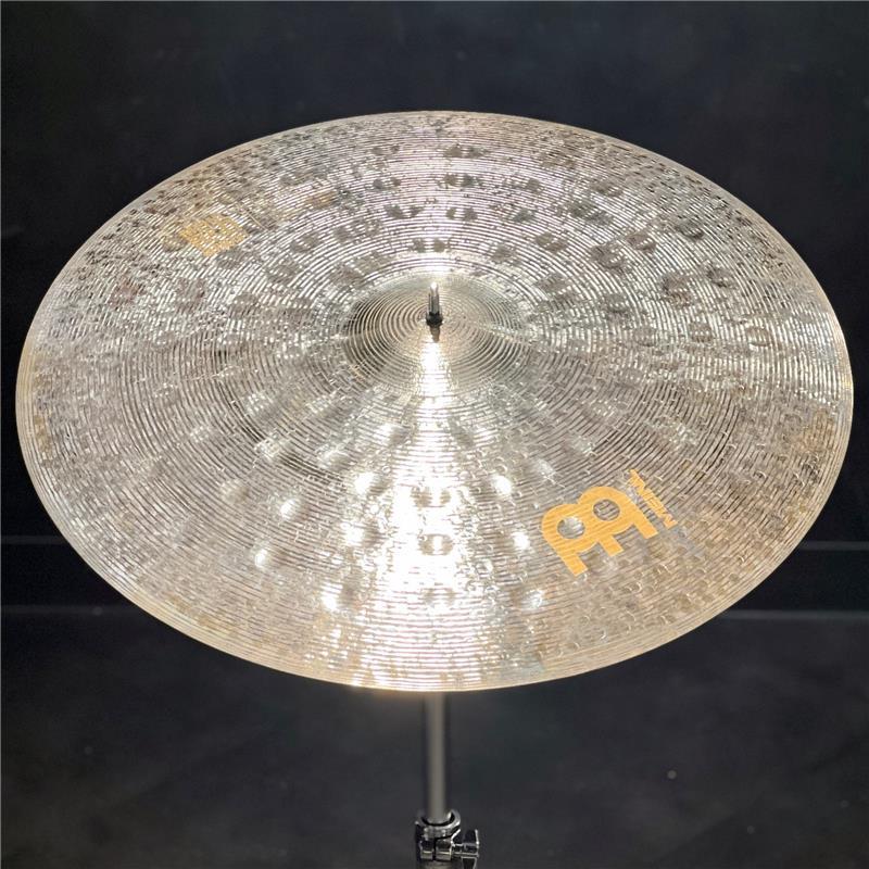 楽器種別：アウトレットMEINL/Byzance Jazz 商品一覧＞＞MEINL/アウトレット 商品一覧＞＞ドラム【60，000円〜120，000円】 商品一覧＞＞シンバル/ライドシンバル/MEINL 商品一覧＞＞安心してお買い物頂けるよう、スネアもシンバルも丁寧梱包でお届けします！MEINL R&D Prototype Byzance Jazz Monophonic Ride 24 [RD-B24MOR][2500g]【特注品】【店頭展示特価品】商品説明※こちら店頭にて試奏を解禁しております個体となりますため、指紋汚れや打痕汚れなどの使用感がございます。予めご了承下さいませ。【ドイツ本国・マイネルファクトリーより輸入しましたプロトタイプモデル「R&D」シンバルが店頭入荷！】-スタッフコメント-MEINLアーティストZack Grooves使用モデル。モダンなJazzサウンドを提供するMonophonic Rideの仕様にさらなる深みとボリュームを与えた1枚となります。●Byzance Jazz Series（バイザンス・ジャズ・シリーズ）＜・B20ブロンズ合金製・ハンドハンマー加工による優れたサウンド・さまざまなキャラクターが複雑に調和した美しいサウンド ＞Byzance Jazzシリーズはレギュラーなフィニッシュと極めて優れた音質が特徴で、伝統的なジャズに求められるナチュラルなヴィンテージサウンドを求めて開発されました。全体に漂うダークさと快い音の広がりがサウンドと複雑に調和し、温かみのある心地よいサウンドが生み出されます。Byzance Jazzシリーズは、MIPA（Musikmesse International Press Award）アワードを受賞しました。Monophonic Ride：他の Byzance シンバルの様々な形状や、ハンマリング、レイジング等をブレンドし、新しく独特のサウンドに仕上げたシンバルです。理想のジャズライドをずっと探し続けていたなら Monophonic Ride がその1枚となるでしょう。Size：24Style：Jazz， Funk， Reggae， Studio， World， ElectroTimbre：DarkCharacter：Complex， MusicalPitch：LowVolume：LowSustain：ShortWeight：Thin（約2500g）Finish：TraditionalMaterial：B20Lathe：Narrow Bladeイケベカテゴリ_ドラム_シンバル_ライドシンバル_MEINL_Byzance Jazz_アウトレット SW_MEINL_アウトレット JAN:4550623014534 登録日:2026/07/30 シンバル マイネル ビザンス