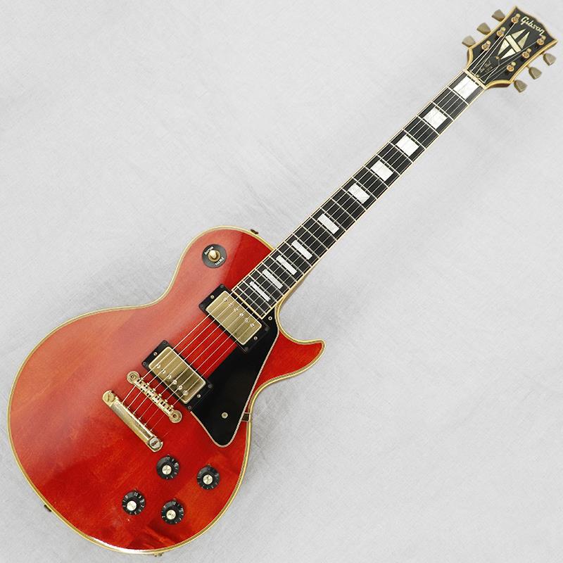 楽器種別：ヴィンテージGibson/Les Paul Models 商品一覧＞＞Gibson/ユーズド 商品一覧＞＞エレキギター【1，745，000円〜3，255，000円】 商品一覧＞＞レスポールタイプ/Gibson 商品一覧＞＞当店のギターは、出荷前に専門スタッフが検品・調整しているので安心です！Gibson VINTAGE Les Paul Custom '71 Watermelon Cherry商品説明当時の高級アーチトップ譲りの豪華なルックスを備え、ジャズミュージシャン向けのレスポールモデルとして1954年に登場したレスポールカスタム、紆余曲折ありすっかりロックミュージシャンに愛される銘機として、現在も絶大な人気を誇るギターとなりました。今回入荷は、1968年の再生産発売からマイナーチェンジ後の、1971年頃出荷の1本。世界を見回しても非常にレアなチェリーカラーのボディと、フレットレスワンダーがきれいに残る素晴らしいコンディションの1本です。【ボディ】全体重量は約4.3kg。ボディ材はメイプルトップ／パンケーキ構造のマホガニーバックとなります。レスポールカスタムといえばエボニーブラックカラー、という非常に強いイメージのあるモデルですが、こちらはとてもレアな、鮮やかなウォーターメロンチェリーカラーに彩られた素敵な1本です。テールピース周辺を中心に年式相応のウェザーチェックや細かな打痕、ベルトバックル跡、ゴールドパーツのメッキ剥がれやくすみはみられるものの、ボディバインディングのコンディションや塗装の艶も良好で、年式を考えるとかなりきれいなコンディションといえるでしょう。【ネック】ネック材はボリュート付きのマホガニー3ピース。フィンガーボード材は貴重なエボニー。ヘッドトップを中心に素材の継ぎ目のウェザーチェック、ネックくびれ部分のスタンド焼け、細かな打痕、金属パーツのくすみ等はみられるものの、ボディ同様きれいなコンディションをキープしております。チューナーはKluson VX-501ワッフルペグ、巻き具合に少々の固さはみられますが、しっかりと機能しています。フレットはオリジナルのフレットレスワンダーをキープしていて、少々の減り程度で素晴らしいコンディションをキープしております。ナット幅43.1mm。レスポールモデルとしては薄めのネックシェイプが特徴です。【電装系】コントロールはレスポールモデルおなじみの【3wayピックアップセレクター／2ボリューム／2トーン】。ピックアップはカバーを外した痕跡はなく、当時のデカールシール付きのナンバードハムバッカーをしっかりとキープしております。キャパシターはスプラグ製ブラックビューティーをしっかりとキープしているところも嬉しいところです。POTはひとつ交換済みですが、その他ピックアップ含めコントロール系のパーツはオリジナル度の高いコンディションとなります。レアなカラーに目を奪われがちですがそのサウンドもやはり本物。当時のロックシーンを支えたナンバードPAF直系のハムバッカーらしく、芯の太さと伸びやかなサステイン、そして適度にコンプレッションの効いた粘りのあるドライブサウンドが魅力で、クリーンでは輪郭の立つカラッとした艶やかなトーン、ドライブ時には重心の低いミッドレンジが前に出る、まさにこの時代ならではの迫力ある王道ロックサウンドを存分に堪能できる仕上がりです。フレットレスワンダー含め、当時のオリジナルトーンが体感できる非常に貴重な1本といえるでしょう。付属品：Gibsonワインレッドインナーブラックハードケース商品詳細Weight：4.3kgBody Material（Top／Back）：Maple 3 piece／Laminate MahoganyNeck Material／Scale Length：Mahogany 3 piece w/Volute／624mm（24-1/2inch）Bridge／Tail：Gibson ABR-1 Gold／Stop Tailpiece GoldFingerboard／Fret Marker／Radius：Ebony／Pearloid Block／304.8mm（12inch）Nut Width／Fret Width：43.1mm／1.8mm Fretless wonder，22FNeck Thickness（1F／7F／12F）：20.3mm／22.8mm／25.3mmCapacitor：Sprague Black Beauty .022μF 400VDCPickup（Neck／Bridge）：Gibson PU-490 Humbucker Stickered Numbered w/Gold Cover（7.5kΩ／7.5kΩ）※ピックアップの直流抵抗値はコントロール部を通した計測となります-------Heartman Vintage Guitarsは池部楽器店のヴィンテージ・ギター＆ベースの専門店です-------イケベカテゴリ_エレキギター_レスポールタイプ_Gibson_Les Paul Models_ユーズド SW_Gibson_ユーズド JAN:2500010844581 登録日:2026/03/29 エレキギター ギブソン レスポール