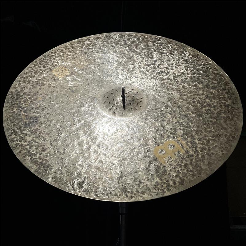楽器種別：アウトレットMEINL/Byzance Dark 商品一覧＞＞MEINL/アウトレット 商品一覧＞＞ドラム【60，000円〜120，000円】 商品一覧＞＞シンバル/ライドシンバル/MEINL 商品一覧＞＞安心してお買い物頂けるよう、スネアもシンバルも丁寧梱包でお届けします！MEINL R&D Prototype Byzance Dark Big Apple Dark Ride 26 [B26BADAR][3620g]【特注品】【店頭展示特価品】商品説明※こちら店頭にて試奏を解禁しております個体となりますため、指紋汚れや打痕汚れなどの使用感がございます。予めご了承下さいませ。【ドイツ本国・マイネルファクトリーより輸入しましたプロトタイプモデル「R&D」シンバルが店頭入荷！】-スタッフコメント-Big Apple Dark Rideですが、ベルがFoundry Reserveのようなトラディショナルなフィニッシュを施したプロトタイプモデル。ベル部のサウンドも通常モデルよりも明るく、全体通してダークさの中にも抜けの良さを感じられる特徴的な1枚になります。●Byzance Dark Series（バイザンス・ダーク・シリーズ）20ブロンズ合金製・ハンドメイドで優れたサウンド・レイジング加工のない表面とダークなサウンド＞Darkシリーズのシンバルにはレイジング（音溝加工）を施さないため、本来のままの自然な外観と音質を味わうことができます。気取らないサウンドと極めて短いサスティンが特徴です。Big Apple Dark Ride：レジェンドジャズカルチャーとNYCの歴史にインスパイアされたBig Apple Dark Rideはオールドスクールのジャズドラマーからの要求に答えるべく特別に開発されました。24 Big Apple Dark Rideは非常に豊かでアーシー且つリッチな低音を放ちます。ダークな音色と繊細で上品なスティック描写、味わい深く濃厚なサウンドを与えてくれる特別な1枚です。サイズ：26インチウェイト：約3620gイケベカテゴリ_ドラム_シンバル_ライドシンバル_MEINL_Byzance Dark_アウトレット SW_MEINL_アウトレット JAN:2500190757008 登録日:2026/07/30 シンバル マイネル ビザンス