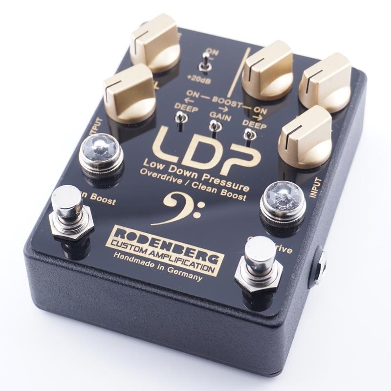 楽器種別：ユーズドRodenberg/ユーズド 商品一覧＞＞エフェクター【20，000円〜40，000円】 商品一覧＞＞ベース用エフェクター/ベース用ディストーション・オーバードライブ/Rodenberg 商品一覧＞＞安心してお買い物頂けるよう、コンパクトもマルチも丁寧梱包でお届けします！Rodenberg USED 中古 LDP (OD/CB)商品説明ローデンバーグ製 オーバードライブとクリーンブースターが一つになった中古エフェクターが入荷！ベース向けに設定されたオーバードライブとクリーンブースターを一台にまとめたこちら。2つのチャンネルを独立にオン/オフが可能となっており、それぞれに低音を増幅するDEEPスイッチを搭載。さらにオーバードライブ側にはブーストスイッチも搭載とツボをついた仕様が充実しております。クリーンブーストは文字通り、非常にクリアに持ち上がっていき、TONEがついているので持ち上がったサウンドの細かな調整も可能です。オーバードライブは、調整次第で程よく太さを足したマイルドなサウンドから、激しいオーバードライブサウンドまで、幅広くカバーしてくれます。細かな擦り傷等使用感はございますが現状動作は良好です。付属品：箱保証：保証無し現状販売イケベカテゴリ_エフェクター_ベース用エフェクター_ベース用ディストーション・オーバードライブ_Rodenberg_ユーズド SW_Rodenberg_ユーズド JAN:2500080898842 登録日:2026/07/02 エフェクター コンパクトエフェクター ストンプボックス