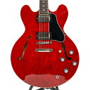 楽器種別：新品エレキギター/Gibson 商品一覧＞＞エレキギター/Gibson/ES Models | Full Acoustic Models 商品一覧＞＞エレキギター【265，000円〜495，000円】 商品一覧＞＞当店のギターは、出荷前に専門スタッフが検品・調整しているので安心です！Gibson ES-335 (Sixties Cherry) 【S/N 220630279】商品説明セミアコの代名詞こと、ギブソンES-335！メイプル/ポプラ/メイプルのラミネートボディ、マホガニーネック、指板はローズウッドを採用。ペグにはヴィンテージデラックス、ブリッジはABR-1、テイルピースはアルミ製を採用しております。サウンドの要であるピックアップには新しく開発された「Calibrated T-Type」ハムバッカーを搭載。箱モノ独特の奥行きのある艶やかなクリーントーンは勿論、歪ませた際にもしっかりと芯の残るサウンドはジャンルを選ばずオールマイティに活躍してくれます。S/N 220630279Wight≒3.58kg商品詳細BodyShape: 335Back: 3-ply Maple/Poplar/MapleTop: 3-ply Maple/Poplar/MapleBinding: Single-ply CreamNeck: MahoganyProfile: Rounded CNut width: 1.695 / 43.053mmFingerboard: RosewoodScale length: 24.75 / 628.65mmNumber of frets: 22Nut: Graph TechInlay: Acrylic DotsHardwareBridge: ABR-1 Tune-O-MaticTailpiece: Aluminum Stop BarKnobs: Black Top Hats with Silver ReectorTuners: Vintage Deluxe w/ Keystone ButtonsPlating: NickelElectronicsNeck pickup: Calibrated T-Type RhythmBridge pickup: Calibrated T-Type LeadControls: 2 volumes 2 tones 1 toggle switch hand-wired with 500K potentiometers and orange drop capacitorsハードケース付属イケベカテゴリ_ギター_エレキギター_Gibson_ES Models | Full Acoustic Models_新品 JAN:4580568413567 登録日:2024/04/25 エレキギター ギブソン イーエス