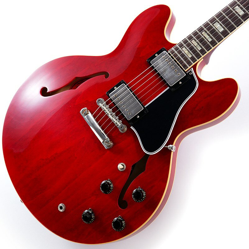 楽器種別：新品エレキギター/Gibson 商品一覧＞＞エレキギター/Gibson/Custom Shop 商品一覧＞＞エレキギター【520，000円〜980，000円】 商品一覧＞＞当店のギターは、出荷前に専門スタッフが検品・調整しているので安心です！Gibson Murphy Lab 1964 ES-335 Reissue w/Grover Ultra Light Aged 60s Cherry SN.131081【TOTE BAG PRESENT CAMPAIGN】商品説明リアルなエイジングが素晴らしい、風格、貫禄抜群の完成度を誇るMurphy Labから限定生産仕様の「1964 ES-335 Reissue」モデルが入荷致しました！近年のギブソン・カスタムショップ製品において、最も注目度が高いMurphy Lab（マーフィー・ラボ）シリーズ。こちらの1本はES-335の一つのスタイルとして人気を誇るゴールドのGrover Milk BottleペグやCUSTOMロゴのトラスロッドカバーを採用した少数生産のオーダーモデルとなります。本機は4段階で設けられたエイジングレベルで最もダメージが軽微なコンディションの「Ultra Light Aged」が施された1964 ES-335 Reissueです。1964 ES-335 Reissueは59 ES-335よりもやや薄めのネックや、スモール・ブロックインレイ、小さいピックガードに加え、本来はウィンドウの開いたセンターブロックが特徴ですが本機は59年タイプ同様のドリルホールを採用しています。ボディのホーンカッタウェイを細身に、ボディ厚は41mm程の構造を採用することでオリジナルのディテールにより近づきました。このボディ厚はすっと体にフィットしてくれますので楽器の呼吸をより感じながら演奏を楽しめます。Ultra Light Agedは長年ケースに入れて大事に保管されていたかのような、最小限のダメージに抑えられた経年変化の風合いが自然に表現され、穏やかなウェザーチェックや打ち傷等の加工が施されております。指板エッジにはロールド加工が施され、優れたグリップ感がプレイヤーの皆様にはさらに嬉しい仕上げとなっております。ピックアップはUnderwound Custombuckerを搭載。クリスピーでピッキングのニュアンスにレスポンス良く追従する、出力控えめで表現力に優れたトーンが最大の魅力となっております。ルックスのイメージ通りホットなブルーズサウンドや、強めの歪みを掛けても輪郭を失わないためロックバンドのギターヴォーカルの方が歌いながらコードを掻き鳴らすにのにも適したサウンドを持ち合わせています。トーンを絞った際の音抜け感の良さは勿論のこと、ヴォリュームを絞っても程良くブライトさがキープされるコントローラブルなアッセンブリーは現代的な使用方法とも素晴らしい相性を見せてくれるでしょう！！原点に回帰することでさらなる進化を続けるGibson Custom Shopの最新型の入荷です。Custom Shop製ならではの素晴らしいトーン、Murphy Labが生み出す迫力満点のエイジングをぜひご堪能下さい！ルックス、サウンドともに「完成形」といっても過言ではない、珠玉の1本を是非ご堪能下さい。商品詳細Body Wood : 3-Ply Maple/Poplar/Maple ， Solid Maple Centerblock(No Window)Neck : Solid Mahogany with Long Neck TenonNeck Profile : Medium CFingerboard : Indian RosewoodFrets : Authentic Medium-Jumbo 22FretsPickups: Underwound Custombucker (Unpotted)Controls : 2 volume 、2 tone 、3-way switchBridge / Tailpiece : ABR-1 non wire/ Lightweight Tailpiece w/Long StudTuners : Grover Milk Bottle(Gold)Hard ware color : Nickel， Murphy Lab Light AgedWeight≒3.66kg専用ハードケース、Murphy Lab認定証 等付属イケベカテゴリ_ギター_エレキギター_Gibson_Custom Shop_新品 JAN:4580568430694 登録日:2023/09/15 エレキギター ギブソン カスタムショップ