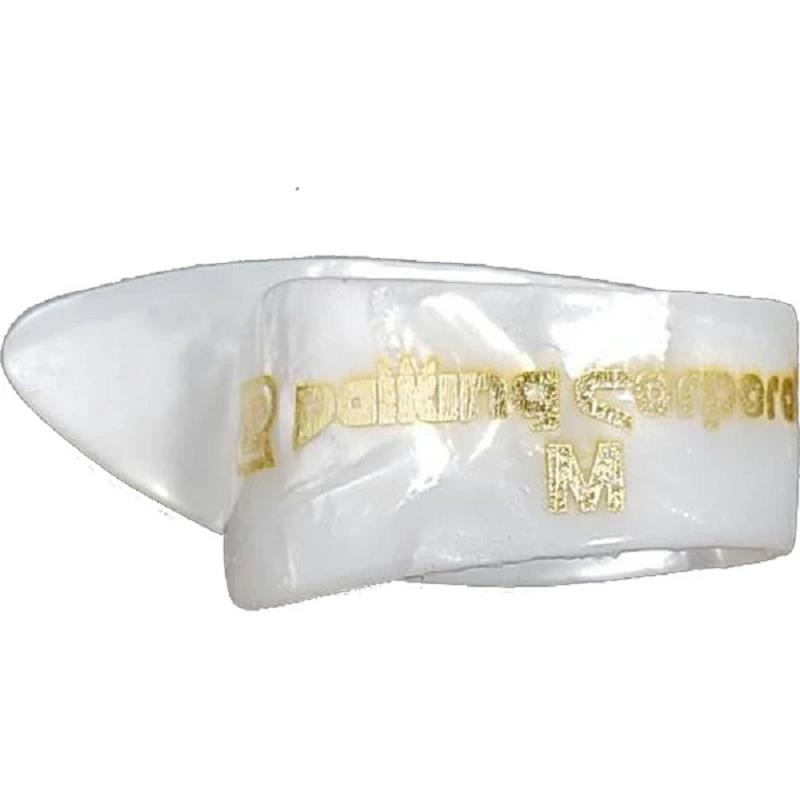 楽器種別：新品Daiking Corporation/新品 商品一覧＞＞楽器アクセサリ【〜5，000円】 商品一覧＞＞ピック/Daiking Corporation 商品一覧＞＞品揃え豊富な当店なら弦、パーツ、ケーブルなどのアクセサリーがまとめて揃います！Daiking Corporation Daiking サムピック Mサイズ／ホワイトパール商品説明右利き用サムピック材質：セルロース日本製イケベカテゴリ_楽器アクセサリ_ピック_Daiking Corporation_新品 SW_Daiking Corporation_新品 登録日:2025/05/26 ピック ギターピック ダイキング ダイキン