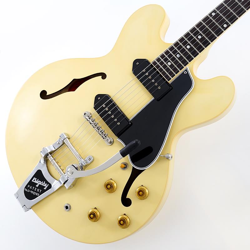 楽器種別：新品Gibson/Custom Shop 商品一覧＞＞Gibson/新品 商品一覧＞＞エレキギター【595，000円〜1，110，000円】 商品一覧＞＞フルアコ/Gibson 商品一覧＞＞当店のギターは、出荷前に専門スタッフが検品・調整しているので安心です！Gibson Limited Edition 1959 ES-330 Reissue w/ Bigsby VOS (Antique White) SN.A960382商品説明Bigsby搭載、Antique Whiteカラーの限定版1959 ES-330「1959 ES-330 Reissue with Bigsby (VOS / Antique White)」は、ギブソン・カスタムの「リミテッド・エディション・コレクション」に加わる傑出したモデルです。このコレクションは、長年にわたる「Made to Measure（カスタムオーダー）」の経験と、テネシー州ナッシュビルのギブソン・カスタム・ショップの職人たちの創造性を結集して生み出されています。本モデルは、ギブソンの「黄金時代（ゴールデン・エイジ）」における最も個性的かつ軽量なESデザインの一つを現代に蘇らせ、その唯一無二のサウンド、レスポンス、そして演奏感を、歴史的正確さをもって再現しています。メイプル／ポプラ／メイプルのラミネート材で構成されたフルホロウ・シンライン・ボディは、タッチ・センシティビティ（弾き手のニュアンスへの反応）やアコースティックな響きを重視するプレイヤーから愛された、オリジナルES-330特有の生き生きとした開放的な鳴りを実現しています。センターブロックを持たない構造により、豊かな「空気感」とダイレクトなレスポンスを生み出し、演奏の強弱（ダイナミクス）を極めて繊細に表現します。トップとバックに施されたシングル・プライ・バインディングと、Antique WhiteカラーのVOSニトロセルロース・ラッカー・フィニッシュの組み合わせは、1959年当時のモデルへの敬意を表しつつ、美しくも控えめで洗練されたルックスを演出しています。1ピース・マホガニー・ネックには、その快適な握り心地と安定性で高く評価されている「Authentic 1959」プロファイルを採用しています。ロング・ネック・テノン（ディープ・ジョイント）構造が強固な接合と優れたトーン伝達を実現し、ローズウッド指板が温かみのあるトーンと滑らかなアタック感をもたらします。ドット・インレイ、シングル・プライ・バインディング、12インチの指板ラジアス、リイシュー・ミディアム・ジャンボ・フレット、そして24.75インチ・スケールといった仕様が融合し、当時の仕様に忠実な演奏面を実現。一目見ただけで親しみを感じさせ、豊かな表現力を発揮するプレイアビリティを誇ります。2基のP-90ピックアップを搭載した本モデルは、ジャンルを問わず数多くの名盤で聴かれる、明瞭かつ倍音豊かなサウンドを響かせます。ホロウ・ボディ構造とP-90ピックアップの組み合わせにより、煌びやかな透明感やチャイムのような響き、そして美しい質感の中音域を生み出し、クリーン・トーンからドライブ・サウンドまで幅広く対応します。2ボリューム／2トーン／3ウェイ・トグル・スイッチという伝統的なコントロール・レイアウトにより、ダイナミクスやタッチ、ニュアンスを重視するプレイヤーにとって、多彩なトーン・メイキングが可能となっています。ハードウェアの選定はヴィンテージ・スタイルの伝統に忠実で、ABR-1 Tune-O-Matic(TM)ブリッジ、表現力豊かなピッチ・モジュレーションを可能にするBigsby B7ビブラート・テイルピース、Kluson(R) Deluxeチューナー、ニッケル・フィニッシュの金属パーツ、ブラックのプラスチック・パーツ、そしてクラシックなゴールドのトップハット・ノブが採用されています。ブラックのドッグイヤー・ピックアップ・カバーが、このギターの控えめな気品を引き立てると同時に、そのインスピレーションの源となったミッドセンチュリー期のオリジナル・モデルとの結びつきを強調しています。各楽器には、認定証とLiftonリイシュー・ハードシェル・ケースが付属します。Weight≒3.08kgハードケース付属商品詳細BodyBody Shape: ES-335Body Material: Maple/poplar/mapleBinding : Single-ply top and backFinish: VOS nitrocellulose lacquerNeckNeck Material: MahoganyProfile: Authentic 1959Scale Length: 24.75 / 628.65mmFingerboard Material: RosewoodFingerboard Radius: 12Number Of Frets: 22Frets: Reissue Medium JumboNut Material: NylonInlays: DotJoint: Long neck tenonHardwareFinish: NickelTuner Plating: NickelBridge: ABR-1 Tune-O-MaticTailpiece: BigsbyTuning Machines: Kluson DeluxeControl Knobs: Gold Top HatsElectronicsNeck Pickup: P-90Bridge Pickup: P-90 Controls: 2 volume， 2 tonePickup Selector :3-way toggleイケベカテゴリ_エレキギター_フルアコ_Gibson_Custom Shop_新品 SW_Gibson_新品 JAN:4570156026286 登録日:2026/08/10 エレキギター ギブソン カスタムショップ