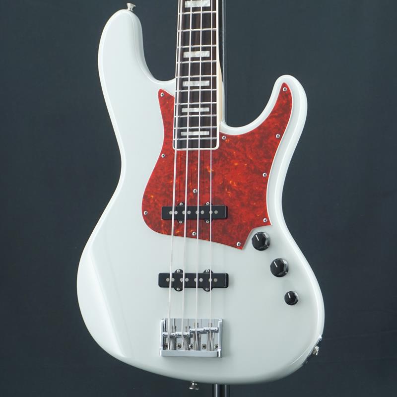 楽器種別：ユーズドFreedom Custom Guitar Research/ユーズド 商品一覧＞＞ベース【250，000円〜475，000円】 商品一覧＞＞エレキベース/小型ボディ・多フレット/Freedom Custom Guitar Research 商品一覧＞＞当店のベースは、出荷前に専門スタッフが検品・調整しているので安心です！Freedom Custom Guitar Research USED 中古 C.S. Anthra 4st (FWH)商品説明カスタムスタイルのAnthraの中古品が入荷！熟練職人の卓越した技術と伝統を重んじつつ、常に未来も見据えた良質楽器製作による魅力的なサウンドにより、多くのプレイヤーを魅了し続けるF.C.G.R(フリーダム・カスタム・ギター・リサーチ)。工房が拘る「楽器の本質」を具現化する世界標準のオリジナルモデルがこちらの「Anthra」ベースです。Rhinoシリーズの流れを汲む抜群のフィット感と取り回しの良さを誇るオリジナルボディシェイプ、ハイポジションへのスムーズなアクセスを可能とするブッシュ方式の4点止めネックジョイントを採用。暖かみのある豊かな鳴りとクリアなボトムエンドを両立させています。当ベースではボディ材に伝統的な素材、アルダーを採用、指板にはローズウッドが採用され、60'sJBフィール溢れるトラディショナルな低音を、ダイナミクスたっぷりに創出します。ボリューム & トーンコントロール次第で多彩なサウンドをクリエイトできるオリジナルピックアップ「Bell Bottom 19mm Pitch Set」を搭載。心地良いボトム感を備えつつ、ボリュームのバランスによってプレイヤーが意のままにコントロール可能な反応をみせています。ネックポジションでは柔らかなアタック感と包み込むようなミッドローをもったサウンドを、ブリッジポジションでは、洗練された倍音を含みつつピッキングニュアンスにも忠実な、豊かな表現力をもったサウンドをアウトプット。アンサンブルの中でもしっかりと使えるサウンドをクリエイトします。ボルトオン構造を採用し、シンプルな操作性でオリジナルピックアップのポテンシャルをフル稼働させ、ピッキングのニュアンスはもちろん、左手のフィーリングも余すことなくサウンドに繋げる当モデル。メンテナンス・フリーで定評のある「オリジナル・ステンレスフレット」、木の鳴りを活かすフィニッシュや厳格なシーズニングによる耐久性、匠の腕が際立つセットアップによる演奏性、音響特性等、当工房ならではの魅力、楽しみはそのままに、パッケージ化されたシンプルな設計に立ち返る事で価格を抑える事も実現します。本機はファントムホワイトをマッチングヘッド仕様、ピックガードは恐らく後から交換されたのか赤べっ甲柄がワンポイントで映える仕様。元々付いていたと思われるホワイトパールピックガードも付属致します。その他ブロックポジションマークにネックバインディング等カスタム仕様となっております。細かな擦り傷や軽い打痕、ピックアップカバーに傷はございますが、全体的には比較的キレイなコンディションです。トラスロッドの余裕もあり、ネックコンディションも大きなクセは無く良好です。Weight≒4.32kg付属品：純正ギグケース、スペックシートイケベカテゴリ_ベース_エレキベース_小型ボディ・多フレット_Freedom Custom Guitar Research_ユーズド SW_Freedom Custom Guitar Research_ユーズド JAN:2500030859558 登録日:2026/04/22 エレキベース フリーダム フリーダムCGR FreedomCGR