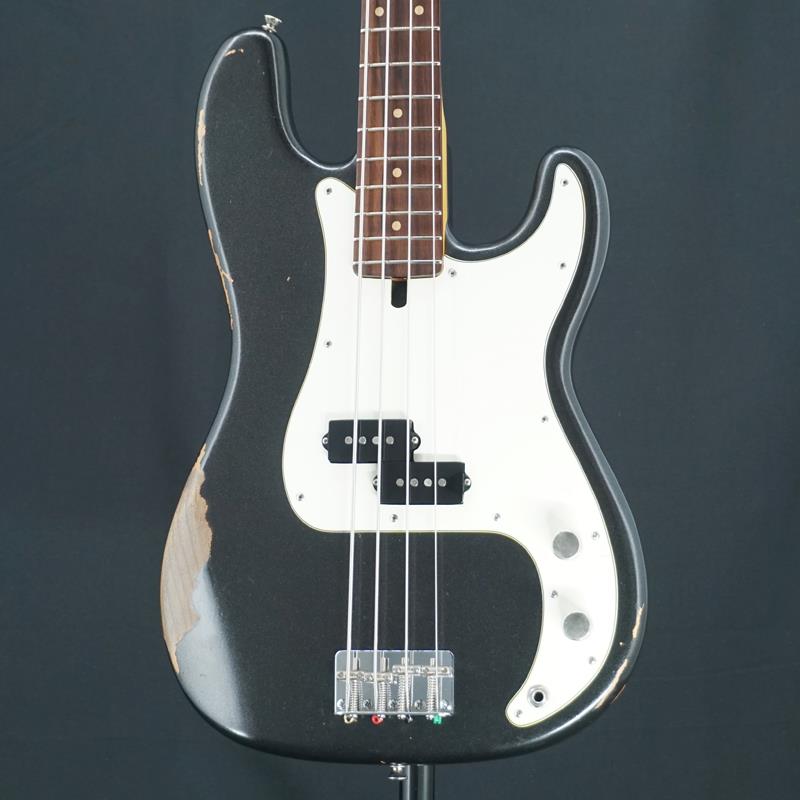 楽器種別：ユーズドLa Bella/ユーズド 商品一覧＞＞ベース【460，000円〜865，000円】 商品一覧＞＞エレキベース/PBタイプ/La Bella 商品一覧＞＞当店のベースは、出荷前に専門スタッフが検品・調整しているので安心です！La Bella USED 中古 Olinto 4-String P (Charcoal Frost Relic)商品説明La Bellaが手掛けるオールドスタイル「Olinto Bass」！1914年よりNYCにて弦の製造を手掛ける老舗ブランド「La Bella（ラベラ）」が手掛けるオールハンドメイドで製作されるオールドスタイル・モデル「Olinto Bass」。数十年にわたって数々の著名な楽器製作者と共に良質の弦をデザインし、世界中のミュージシャン達の最高のベースサウンドに貢献してきた老舗弦メーカーとして、自身の弦の持ち味を最大限に発揮することが出来る楽器そのものをプロデュースしたモデル。ラベラの創設者の一人にちなんで名付けられたこの「Olinto」モデルは、良質な木材のみを用い、ボディは職人達の手で一本一本シェイプされ、オリジナル・ピックアップを搭載し組み上げられています。程よく暴れるミドルとパワー感が心地よく指、ピック問わず扱えるサウンドです。コンディションとしては、もともとエイジド加工が施された2023年製の楽器という事もあり、エイジド加工以外にホーン部分にストラップ跡のようなラッカー塗装の塗装溶け、指板に軽い傷がございますが、演奏上問題無くお使いいただけます。ナット幅は約38mmとスリムなネックで弾きやすさ抜群です。ネックエンドに記載のシリアルかと思われる部分と認定証記載のシリアルが異なりますがカスタムオーダー仕様かと思われるため詳細は不明です。トラスロッドの余裕はあり、ネックコンディションは良好です。Weight≒4.05kg付属品：GATORハードケースイケベカテゴリ_ベース_エレキベース_PBタイプ_La Bella_ユーズド SW_La Bella_ユーズド JAN:2500030850746 登録日:2026/03/05 ラベラ オリント