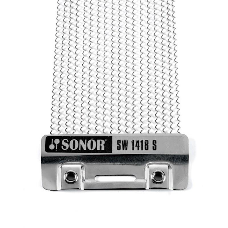 楽器種別：アウトレットSONOR/アウトレット 商品一覧＞＞ドラム【5，000円〜15，000円】 商品一覧＞＞その他ドラムアクセサリ/SONOR 商品一覧＞＞安心してお買い物頂けるよう、スネアもシンバルも丁寧梱包でお届けします！SONOR SW1418S [スナッピー / 14inch 内面 / 18本 ステンレス・スティール]【旧価格特価品】商品説明ドイツのドラムメーカー SONOR社製スナッピーです。スティール製のスナッピーは、オールラウンドな用途に使用可能。硬く、明るい、歯切れの良い音色です。24本と同じ幅のプレートに18本を均等に配列しています。まとめやすく、音量も充分です。線数：18本適用サイズ：14インチ内面素材：0.5mm ステンレス・スティール仕様：スネアコード付【機種標準】クラシカルSQ2各種SQ1-1405SDWSQ1-1465SDWAS12-1405SBAS07-1405SBイケベカテゴリ_ドラム_その他ドラムアクセサリ_SONOR_アウトレット SW_SONOR_アウトレット JAN:4044661019502 登録日:2026/01/11 ソナー ゾナー ゾノア