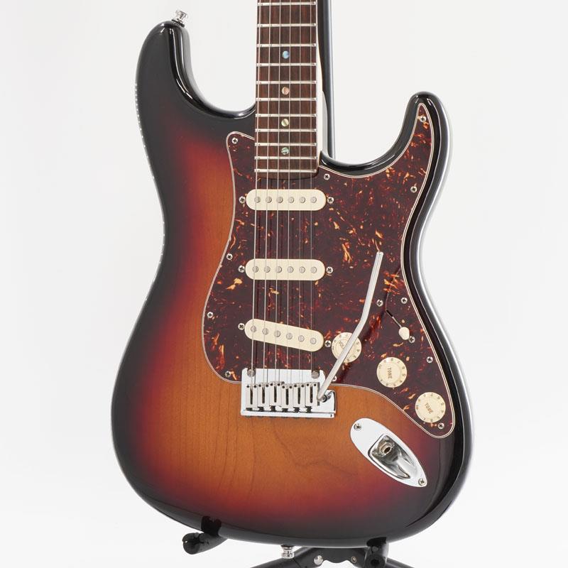 楽器種別：ユーズドFender USA/Other 商品一覧＞＞Fender USA/ユーズド 商品一覧＞＞エレキギター【85，000円〜165，000円】 商品一覧＞＞STタイプ/Fender USA 商品一覧＞＞当店のギターは、出荷前に専門スタッフが検品・調整しているので安心です！Fender USA USED 中古 American Deluxe Stratocaster SCN（3-Tone Sunburst/R）[SN. DZ9344123]商品説明プレイヤーズ・コンディション中古品。高いプレイアビリティでLIVEプレイヤーに人気のアメリカン・デラックス・シリーズ。老若男女問わず人気の高いストラトキャスターの中古品が入荷！2009年製です。王道を征く不動の人気カラー、3-Tone Sunburstの一本です！こちらはアンバー・カラーのAmerican Deluxe ST SCN。アルダーボディにメイプルネック＆ローズウッド指板を採用し、3S配列にて搭載されたSamarium Cobalt Noiseless P.U.とVolumeコントロール部のS-1スイッチによりサウンドバリエーションも豊富。シングルコイルのシャープできらびやかなトーンからスムースでパワフルなサウンドまでバランス良く出力致します！ロッキング・ペグの装備により高いチューニングの安定性を持ち、フェンダーの持つ優れたスペックが詰め込まれた優れたプレイアビリティが魅力的な逸品です！今回、プレイヤーズ・コンディション中古品で入荷！2009年製になります。トラスロッドは現在、ほぼまっすぐの状態で、締める方向に余裕がない状態でございます。American Deluxe Stratocasterの工場出荷時と同じ、.009〜.042ゲージでのご使用をお勧め致します。こちらの商品は現状コンディションでのお渡しとさせて頂きます。（中古保証はございません。予めご了承の程、お願い申し上げます。）細かいスリ傷やピックガード全体のシール痕焼け、ボディバックの打痕、細かい元々からの塗装のくぼみ、パーツのくすみ等は見受けられますが、いずれも現状のプレイアビリティに支障、問題ございません。当店にてフルメンテナンスとクリーニングを施しておりますので、現在はすぐにご使用出来る一本です。フレットはすり合わせ処理済です。約8割残りでございます。ナットも現状のご使用に問題ございません。電装系もフルチェックしておりますので、現状の動作に問題ございません。ウェイトは約3.69kgです。芯のあるサウンドを生み出すバランスです。王道を征く不動の人気カラー、3-Tone Sunburstの一本です！付属品はオリジナル・ハードケース、鍵、アーム、シャーラーロックピンの受け側x2、レンチ類になります。SN. DZ9344123Weight≒3.69kg付属品 オリジナル・ハードケース、鍵、アーム、シャーラーロックピンの受け側x2、レンチ類。※トラスロッドは現在、ほぼまっすぐの状態で、締める方向に余裕がない状態でございます。American Deluxe Stratocasterの工場出荷時と同じ、.009〜.042ゲージでのご使用をお勧め致します。こちらの商品は現状コンディションでのお渡しとさせて頂きます。（中古保証はございません。予めご了承の程、お願い申し上げます。）商品詳細Body : AlderNeck : Maple (Bolt On)Fingerboard : Rosewood (22Frets/Medium Jumbo)Scale Length : 648mm/25.5inch (Long)Bridge : DLX 2-Point Synchronized TremoloTuner: Deluxe Locking Staggard TuningP.U. : Fender SCN (Samarium Cobalt Noiseless) Single Coil Stratx3Controls : Volume (with S-1 Switch)， 2Tone， 5way-SW※当店の取り扱い商品は中古の1点限りのご用意となります為、誠に勝手ながらご注文のお客様優先でのご案内とさせて頂きます。お問い合わせやお取置きのご依頼の際は予めご了承下さいますようお願い致します。イケベ楽器店Website以外の商品ページをご覧のお客様は、「取扱店舗の商品ページを見る」または「楽器店の購入ページへ」よりご注文下さい。入ページへ」よりご注文下さい。イケベカテゴリ_エレキギター_STタイプ_Fender USA_Other_ユーズド SW_Fender USA_ユーズド JAN:2500010757348 登録日:2025/10/14 エレキギター フェンダー ふぇんだー フェンダーUSA
