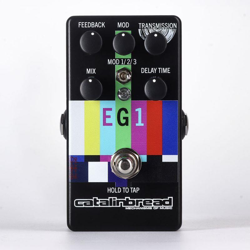 楽器種別：新品catalinbread/新品 商品一覧＞＞エフェクター【25，000円〜55，000円】 商品一覧＞＞ギター用エフェクター/空間系/ディレイ/catalinbread 商品一覧＞＞安心してお買い物頂けるよう、コンパクトもマルチも丁寧梱包でお届けします！catalinbread EG1 Lo-Fi Delay商品説明本機は3種類のローファイ機器の「アーティファクト（音の質感や歪み）」を再現するLo-Fi Delayペダルです。ラジオ、デジタルテレビ、テープの3つの伝送方式を選択でき、それぞれに独自のアーティファクト処理を備えたローファイディレイです。信号忠実度(ハイファイ/ローファイ)の概念を言葉ではなく肌で感じる、強化されたディレイエンジンが融合したことを想像してみてください。すべての標準ディレイパラメーターはそのまま維持され、タップテンポ機能により、データストリームに没入できます。タップテンポ機能を備えた「EG1」は、「ローファイ（低忠実度）」の本質を徹底的に追求した新しいディレイ・ペダルです。クラシックな伝送技術が持つ独特の「クセ」や「揺らぎ」を深く掘り下げつつ、最大限の音響的可能性を引き出すために設計されています。ラジオ、デジタルテレビ、テープという3つの異なる伝送モード（および各モード固有のパラメーター）を備え、ストレートなカントリー・ミュージックのスラップバック・ディレイから、音の壁（ウォール・オブ・サウンド）を築くシューゲイザーまで、あらゆるジャンルに即座に馴染む、ジャンルを超越した「メタ・プロセッサー」です。モードに応じて機能が変化する「Mod」ノブは、アグレッシブなフィルタリング、ナイキスト周波数に起因するエイリアシング（ダウンサンプリングによる劣化）、あるいは機械的な揺らぎを生み出します。もちろん、プレミアムなディレイ・ペダルに求められる機能も網羅しています。ウェット音とドライ音を自在にブレンドできる高機能なミックス・コントロール、フィードバック調整、最大約900msのディレイ・タイム、タップテンポ機能、そして広いダイナミック・レンジと十分なヘッドルームを確保した、優れた信号処理能力を誇ります。●コントロール・FEEDBACKこれは、遅延ラインにフィードバックされる信号の量を制御し、アーティファクトを増幅して前面に出します。極端な設定では自己発振する可能性があります。・MIX100%ドライ(EG-1に入力するものすべて)から100%ウェット(遅延信号のみが聞こえる)まで変化します。・TRANSMISSION各モードのMODエフェクトの深さを制御します。・DELAY TIMEディレイタイムを制御し、最大約900msの優れた効果が得られます。タップモード中にこのノブを回すと、ディレイタイムはノブの位置に戻ります。・MODこれはモード固有のノブで、ディレイラインの繰り返しに3種類の処理アーティファクトを挿入します。各モードの説明については、以下の「配線内」セクションを参照してください。・MOD TOGGLE（1/2/3）ラジオモード (1):ハイパスとローファイフィルタリングの量を制御し、フロントエンドラジオアーティファクトシミュレーションを行います。このモードのMODノブは、リピートに存在するフィルタリングの量を調整し、TRANSMISSIONは、フィルタリングされたリピートとフィルタリングされていないリピートのドライ/ウェットミックスを調整します。テープモード (2):モジュレーションレートと歪みの深さを制御します。これは、他の場所で「ワウとフラッター」と呼ばれているのを見たことがあるかもしれません。MODノブは、すべての設定でミックスに快適に収まる高いモジュレーション レートを導入し、TRANSMISSIONはこのエフェクトの深さを調整します。デジタルテレビモード（3）：ナイキスト誤差とデジタルダウンサンプリングの量を制御し、若干のビットクラッシュも加えます。MODコントロールはナイキスト誤差の比率を調整し、TRANSMISSIONコントロールはその効果を繰り返し信号にミックスします。・TAP TEMPOLEDの色は、どのモードになっているかを示します。赤: クラシックモード。ディレイタイムノブを使用して手動でディレイタイムを設定する標準的なディレイと同じように動作します。他のモードからこのモードに入るには、ディレイタイムノブを回します。緑: タップ入力モード。フットスイッチをリズミカルにタップして、ハンズフリーでディレイタイムを設定できます。他のモードからこのモードに入るには、フットスイッチを押し続けます。青: タップバイパスモード。タップ入力モードで入力されたテンポを使用し、保存されたこの時間でペダルをバイパスできます。タップ入力モード中にフットスイッチを長押しすると、このモードに入ります。　　　●電源EG1は、9VDCで最低200mAの電流を供給できるセンターマイナス電源に対応しています（200mA以上でも問題ありません）。これらの仕様を超える電源（センタープラス、交流など）を使用すると、EG1が正常に動作しない（最良の場合）か、故障する（最悪の場合）可能性があります。不適切な電源を使用すると保証が無効になり、送信機能が事実上停止します。絶対にこのようなことはしないでください！電源を必ず確認してください！商品詳細電源：9VDCセンターマイナス消費電流：最大200mAコントロール：FEEDBACK，MIX，TRANSMISSION，DELAY TIME，MOD，MOD TOGGLE（1/2/3）イケベカテゴリ_エフェクター_ギター用エフェクター_空間系_ディレイ_catalinbread_新品 SW_catalinbread_新品 JAN:0853710009494 登録日:2026/08/28 エフェクター コンパクトエフェクター ストンプボックス