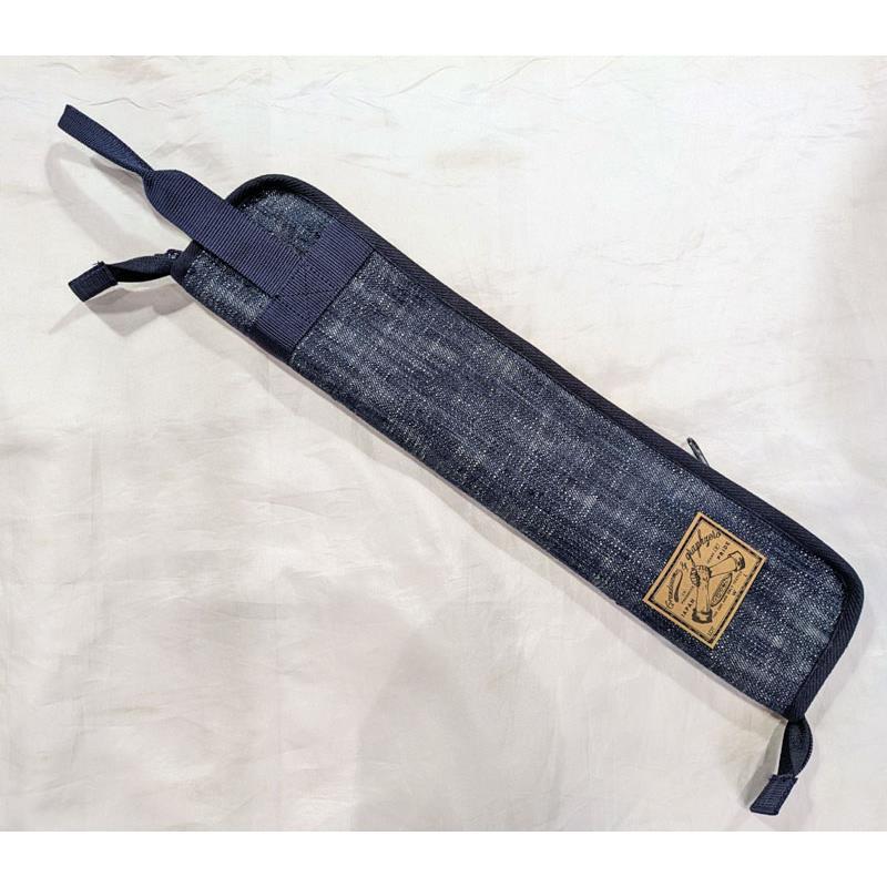 楽器種別：アウトレットGrande uomo/アウトレット 商品一覧＞＞ドラム【5，000円〜15，000円】 商品一覧＞＞ドラムケース/Grande uomo 商品一覧＞＞安心してお買い物頂けるよう、スネアもシンバルも丁寧梱包でお届けします！Grande uomo 児島デニム　枷染メ　ドラムスティックケース【在庫処分特価品】イケベカテゴリ_ドラム_ドラムケース_Grande uomo_アウトレット SW_Grande uomo_アウトレット JAN:4515731046792 登録日:2026/01/11 グランデウオモ