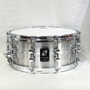 楽器種別：アウトレットスネア/SONOR 商品一覧＞＞スネア【55，000円〜105，000円】 商品一覧＞＞安心してお買い物頂けるよう、スネアもシンバルも丁寧梱包でお届けします！SONOR KS-1465SDA [KOMPRESSOR Series Aluminum 14×6.5]【店頭展示特価品】商品説明※店頭にて展示、試打を解禁しております為、細かい傷や汚れ、打痕等が発生する場合がございます。予めご了承くださいませ。＜SONOR KOMPRESSOR Series＞新しいコンプレッサーシリーズのスネアドラムは、空気をピュアな音エネルギーに変え、一打目から息を呑むようなサウンドを奏でます。繊細なレスポンス、パワフルで特徴的なSONORサウンドはもちろん、幅広い素材とサイズバリエーションにより、様々な音楽スタイルに対応するポテンシャルを実現。まさに「真の主力製品」と呼ぶにふさわしい仕上がりとなりました。シェル径をわずかに小さく成形する OSM（Optimum Shell Measurements）機構 を採用したことによって、ヘッドからシェルへの振動伝達をよりナチュラルに。さらに過酷な状況下でもチューニングを安定させるため、すべてのスネアドラムでTuneSafeラグを装備しております。■共通仕様・SONOR チューンセーフ内蔵ダブルラグ（KS1408SDAのみシングルラグ）・OSM機構（Optimum Shell Measurement）・SONOR スタンダード・スローオフ・スティール20本線 スネアワイヤー・USA製REMOヘッド＜スペック＞・サイズ：14×6.5・シェル材：2mmアルミシェル・フィニッシュ：研磨アルミニウムフィニッシュ・フープ：2.3mm厚 10テンション スティールパワーフープ※スネアケースは付属いたしません。イケベカテゴリ_ドラム_スネア_SONOR_アウトレット JAN:4044661735068 登録日:2023/10/23 スネア スネアドラム ソナー ゾナー ゾノア