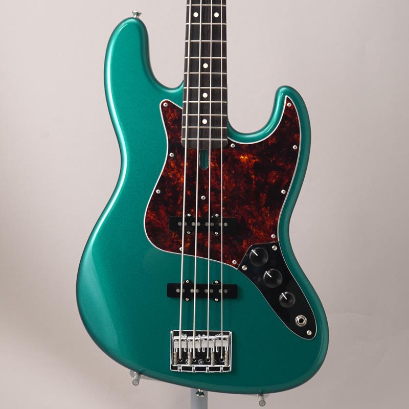 楽器種別：新品Psychederhythm/新品 商品一覧＞＞ベース【190，000円〜365，000円】 商品一覧＞＞エレキベース/JBタイプ/Psychederhythm 商品一覧＞＞当店のベースは、出荷前に専門スタッフが検品・調整しているので安心です！Psychederhythm Standard-J (Deep Teal Green Metallic)商品説明ピックアップに「Sigil Pickups」を採用したスタンダードモデルプロミュージシャンの現場を数多くこなし、そこで得た知識や技術を惜しみなく投入し、多くのプロミュージシャンから絶賛を受けるブランド「サイケデリズム」。コチラの「STANDARD」モデルは、シンプルなJBスタイルの中にも、このブランドならではのこだわりを強く感じさせる個性的な一本です。本器はボディにアルダー材を採用したJBタイプモデル。ここ最近はメイプル/アルダー等のラミネイト仕様が多かったサイケにおいて、久々のスタンダードなマテリアル仕様ですが、おそらくこれは後述のピックアップとのマッチングを考慮したもので、よりヴィンテージライクなサウンドへ大きく貢献しています。ネックにもメイプルネック/ローズ指板とオーソドックスなマテリアルを採用。自然な指板アールを持ったネックのグリップはかなりしっかりとしたグリップ感を持ちつつも、艶消しフィニッシュにより抜群の弾き易さを実現。アクティブ系モデルに見られるような極細ではなく、あえてホールド感の強いタイプを採用している点に拘りが感じられます。それはもちろんサウンドにも大きな影響を及ぼしています。ピックアップには、カナダのブランド「Sigil Pickups」製の「Vintage ’60 J」を採用。指先のタッチを忠実に再現する非常にセンシティヴなヴィンテージタイプとなります。このタイプは各弦のバランスの取り方が難しくなる場合が多く感じられますが、こちらの「Sigil Pickups」は非常にバランスが良いのが特徴的で、しっかりとした強弱をつけつつも、聴感上のストレスが無いスムーズなプレイが可能となっております。また、ブリッジには「Gotoh 404BO」を採用、表通しのトップ・ロードと、裏通しから成るストリング・スルーの2タイプから選択出来る様になっており、好み応じ弦のテンションを変える事が可能です。更にネックジョイント部にヒールカットを施した特注のジョイントプレートを採用したことにより、ハイフレットでも高いプレイヤビリティを誇ります。ネックエンド部のロッド穴により、これまでネックとボディを外す必要があったネック調整も簡単に施せるようになっており、使い勝手の良さが向上致しました。そして、毎度大好評を頂くカラーリング、今回は「Deep Teal Green Metallic」を採用。赤べっ甲柄ピックガードとの相性も良く抜群のセンスは流石です。ブランドの王道サウンド/スペックを踏襲しつつも、よりヴィンテージ感を意識した繊細かつクリアなサウンドが特徴の、抜群の存在感を誇るモデルです。毎度のことながら、今回も極少生産です。お見逃し無く！商品詳細Neck ： Maple 1PFingerboard ： Rosewood / 300R / Pearl DotsScale ： LongFret ： Vintage TypeTuner ： Gotoh / GB350Nut ： BoneBody ： AlderPickup (Neck) ： Sigil Pickups / Vintage ’60 JPickup (Bridge) ： Sigil Pickups / Vintage ’60 JContorol ： 2 Volume / 1 ToneBridge ： Gotoh / 404BO-4Finish ： All Urethanギグケース付属イケベカテゴリ_ベース_エレキベース_JBタイプ_Psychederhythm_新品 SW_Psychederhythm_新品 JAN:2510100102439 登録日:2026/10/03 エレキベース サイケデリズム サイケ