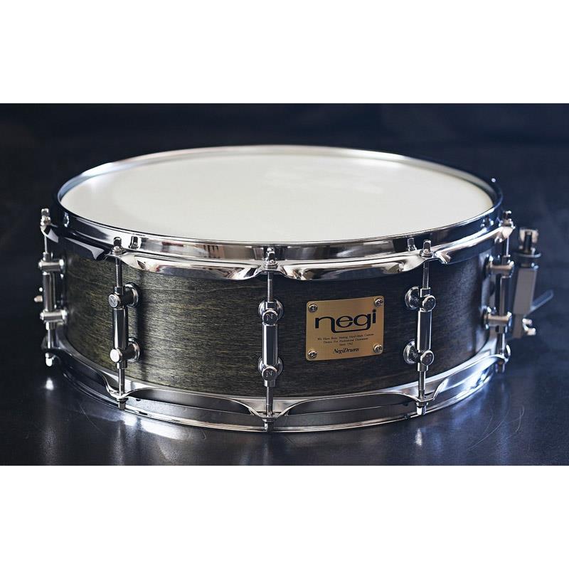 楽器種別：新品Negi Drums/新品 商品一覧＞＞ドラム【40，000円〜80，000円】 商品一覧＞＞スネアドラム/Negi Drums 商品一覧＞＞安心してお買い物頂けるよう、スネアもシンバルも丁寧梱包でお届けします！Negi Drums GK1450P-S2BK [5mm Agathis + Reinforcement 14×5 Snare Drum]【Made In Japan】商品説明【Made In Japan!1962年創業の老舗ジャパン・ブランド、Negi Drumsのスネアドラムが入荷！】-Negi Drums-ネギ・ドラムスの歴史は古く、1962年創業と60年以上の歴史を誇る老舗のジャパン・ブランドです。特にシェルスペックにこだわりがあり、他のメーカーではなかなかお目にかからないような独自のシェルを採用したドラムを、''音楽の街''静岡県浜松にて、社長の根木浩太郎氏による熟練の技術と情熱によって1台1台丁寧に製造されています。-GK1450P-S2BK 5mm Agathis + Reinforcement 14×5-ナンヨウスギ科木材であるアガチス材を採用した、ネギドラムの特徴的なシェル材の一つです。アガチスは木肌が滑らかでとても柔らかく、適度な明るさとしっとりとした質感のサウンドが得られます。やや薄めのシェルにレインフォースメント(補強リング)を加えたヴィンテージ・テイストのシェルスペックとなっており、明確なスティックサウンドを発揮しつつ膨らみのある鳴り感が得られます。ジャズやポップスなど、馴染み良いサウンドのスネアをお探しの方にお勧めです。＜スペック＞Size：14''×5''Shell：5mm Agathis + ReinforcementFinish：Dark BrownEdge Type：45°Snare Bed：Double BedHoop：Top:2.3mm Power Hoop(Steel)/10 HolesLug：Wide Tube LugStrainer & Butt：S-3 Zippo Style Lock Strainer/B-3 Small Die Cast ButtSnare Wire：20 wire※店頭に展示され試奏解放されておりますため、ヘッドの打痕等ございます。予めご了承くださいませ。イケベカテゴリ_ドラム_スネアドラム_Negi Drums_新品 SW_Negi Drums_新品 JAN:2500190909452 登録日:2026/07/30 スネア スネアドラム ネギドラムス ネギ